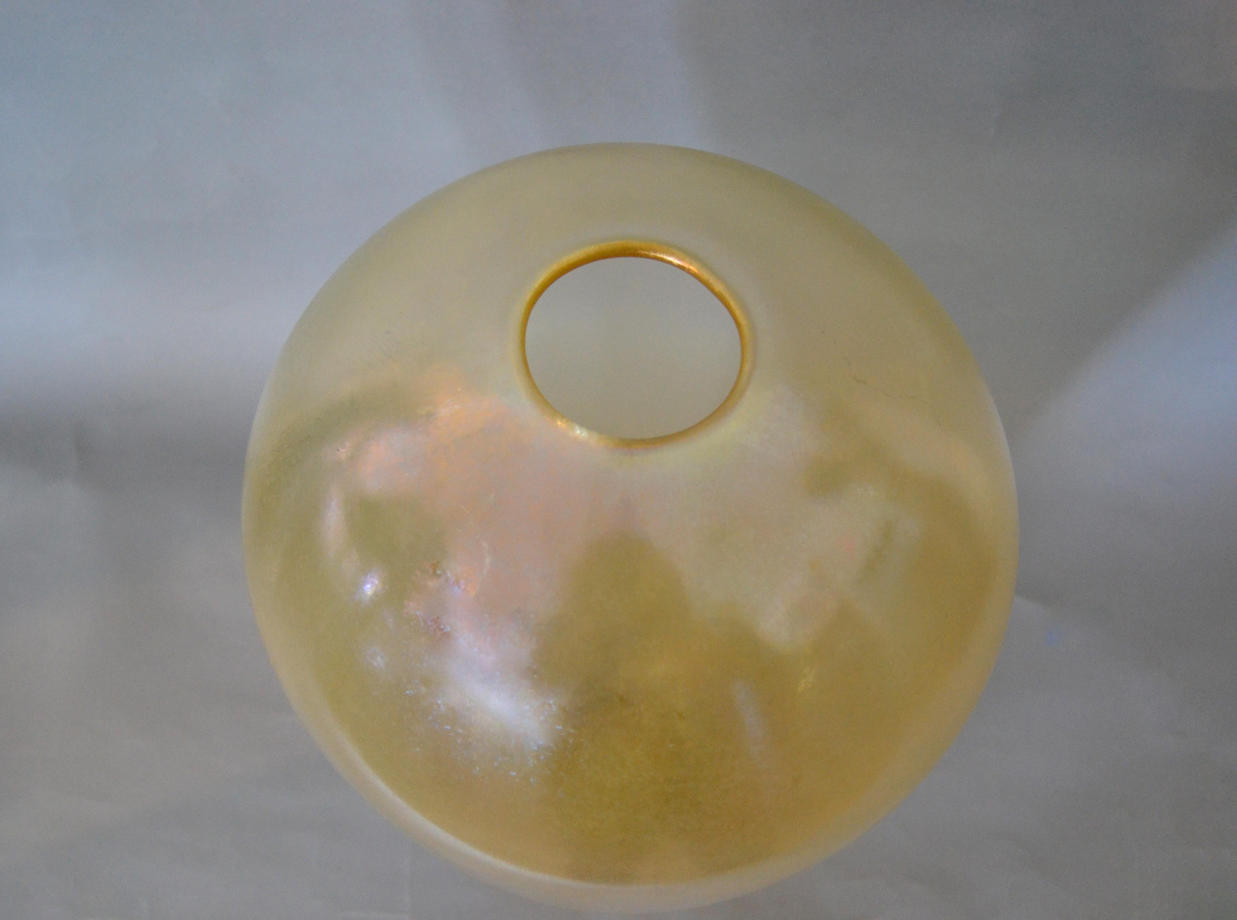 Venetian Murano Translucent Gold Hand Blown Art Glass Tall Flower Vase Italy In Good Condition For Sale In Miami, FL