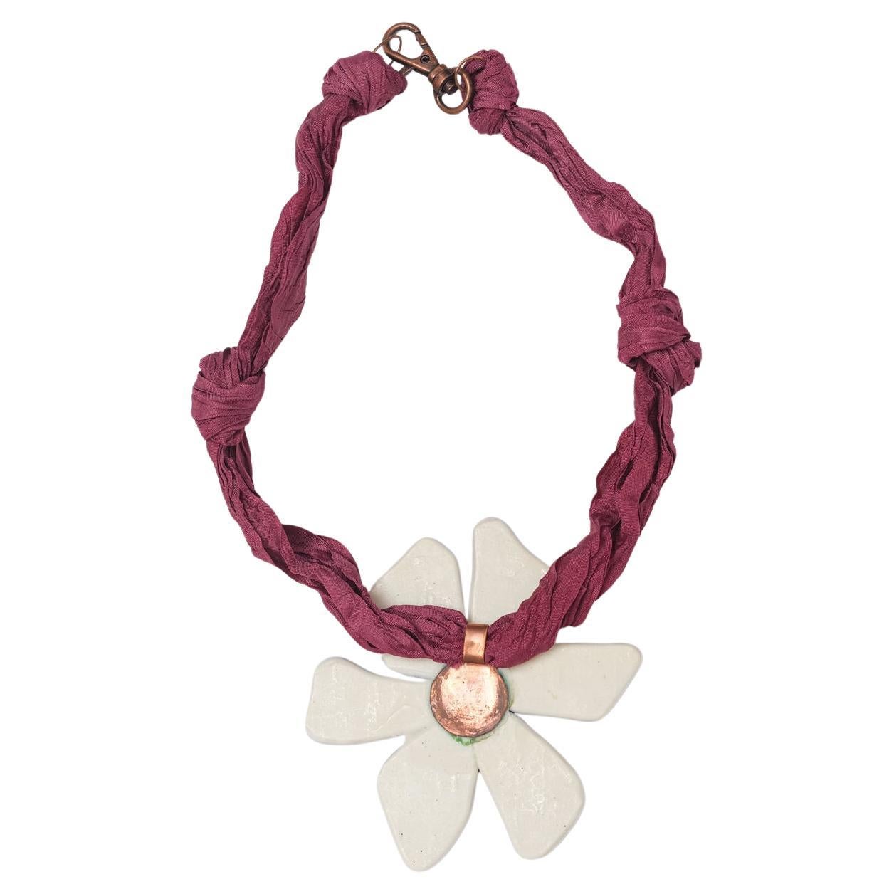 Collana veneziana italiana con fiore di vetro su un semplice tessuto di seta.  Molto moderno e insolito.
Da Vetrofuso - 