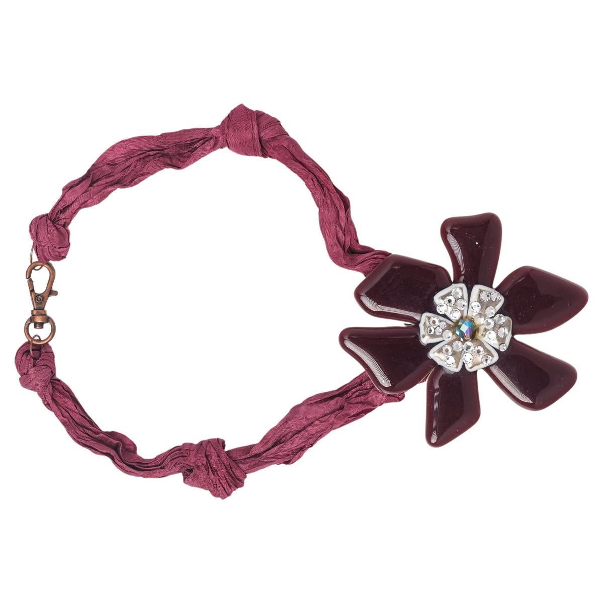 Italiano Collana veneziana con fiore di vetro su seta in vendita