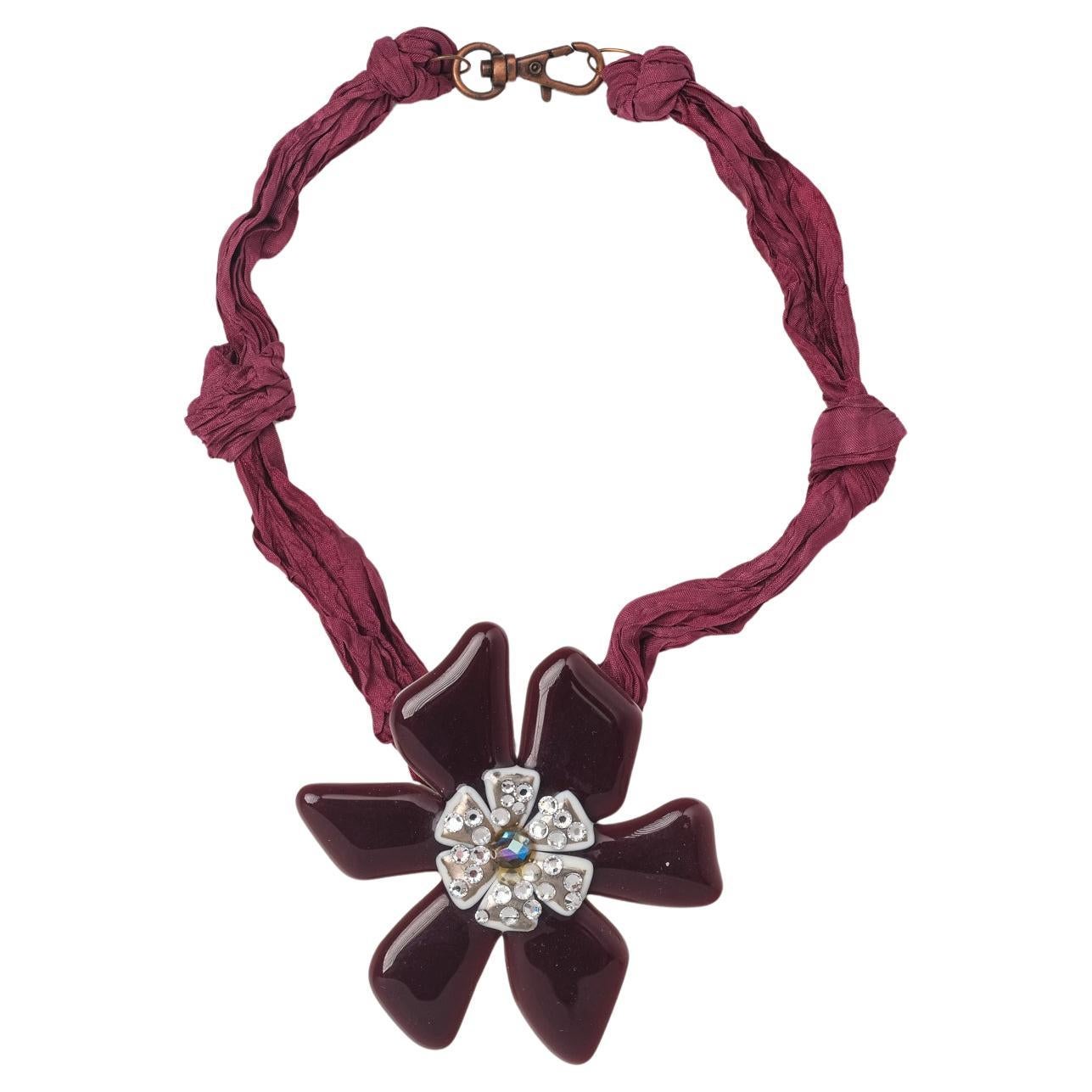 Fatto a mano Collana veneziana con fiore di vetro su seta in vendita