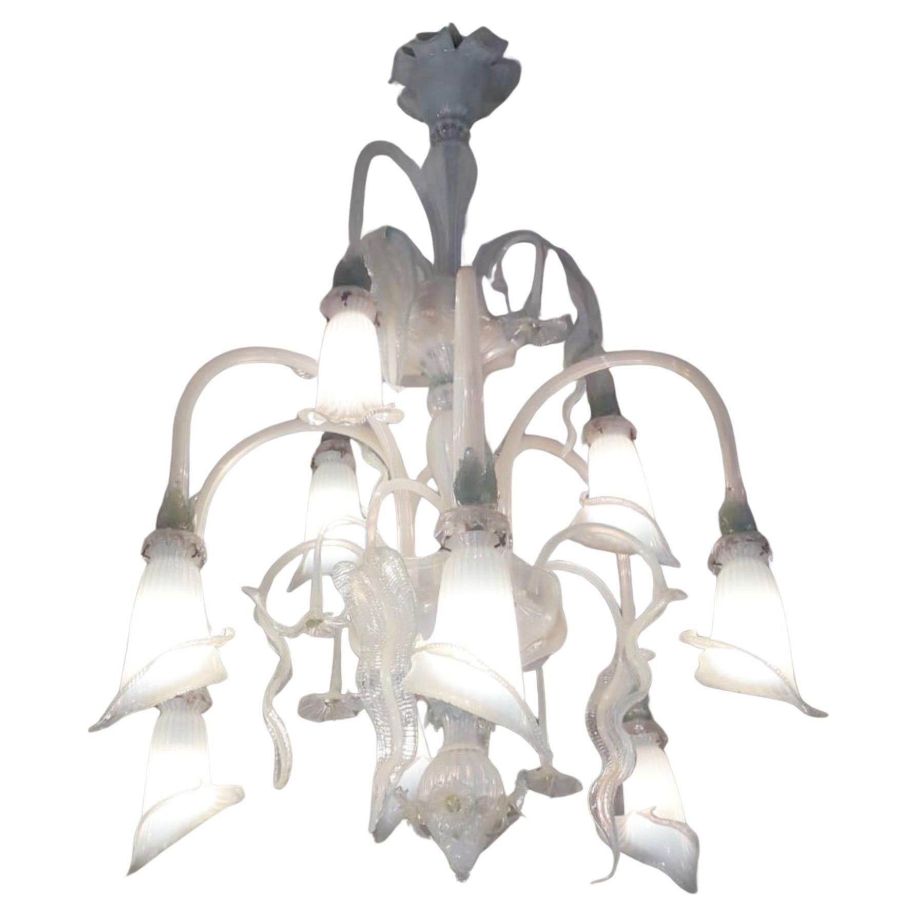 Lampadario veneziano d'epoca con vetro di Murano opalino e blu / Prodotto in Italia negli anni '50 circa da Galliano Ferro
Altezza: 49 pollici / Diametro: 33,5 pollici