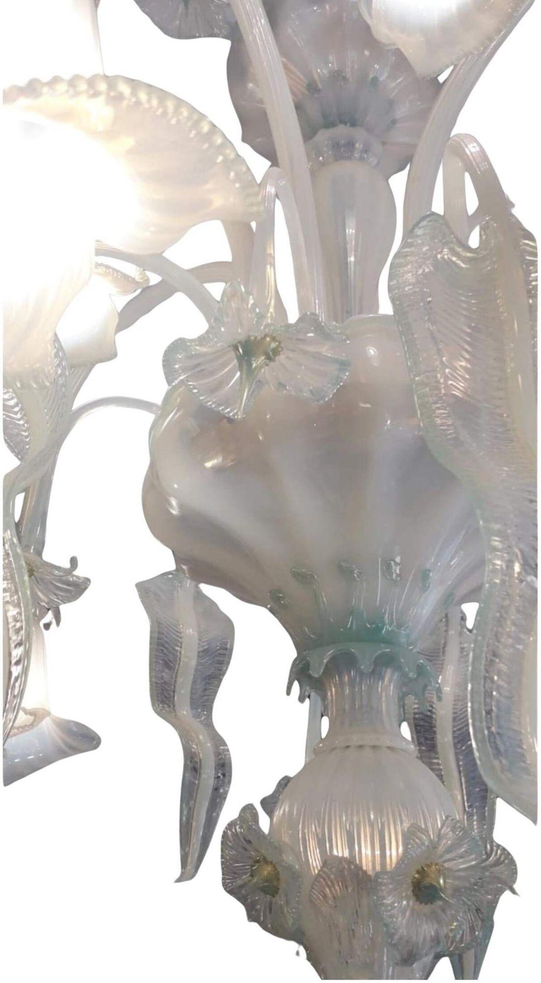 Italiano Lampadario veneziano opalino e blu di Galliano Ferro, anni 1950. in vendita