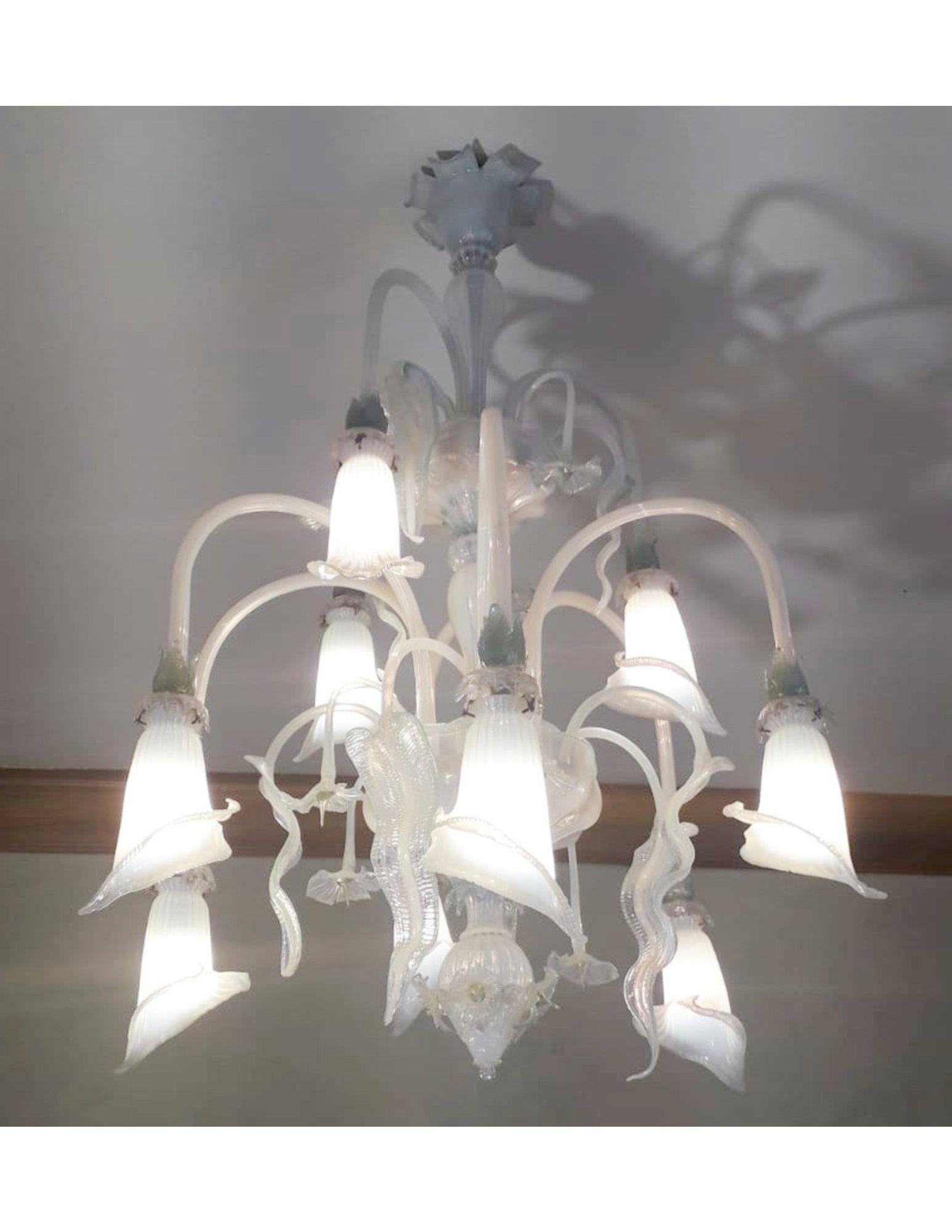 Vetro di Murano Lampadario veneziano opalino e blu di Galliano Ferro, anni 1950. in vendita