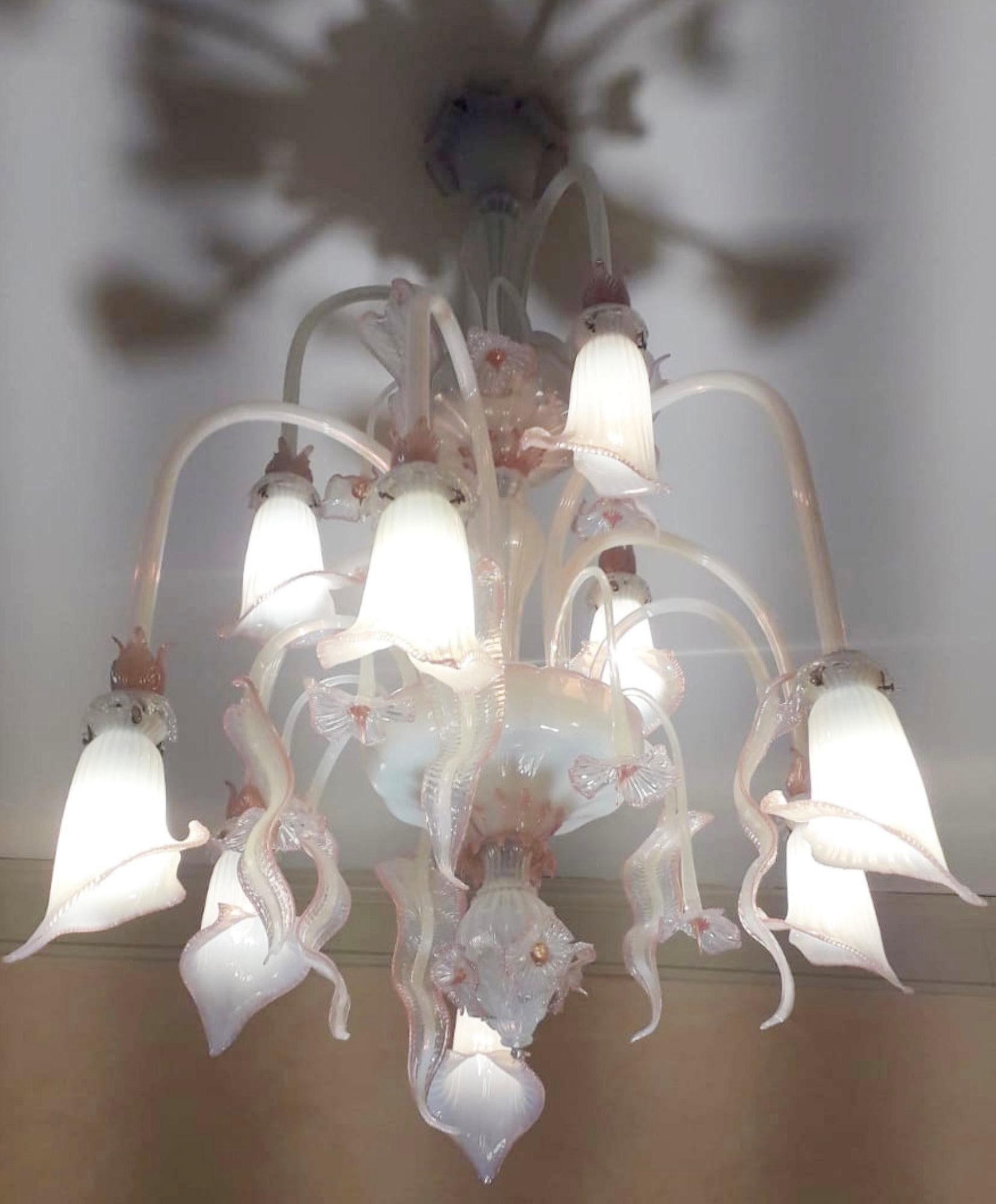 Lampadario veneziano d'epoca con vetro opalino e rosa di Murano soffiato a mano / Made in Italy circa 1950 di Galliano Ferro
Altezza: 49 pollici / Diametro: 33,5 pollici