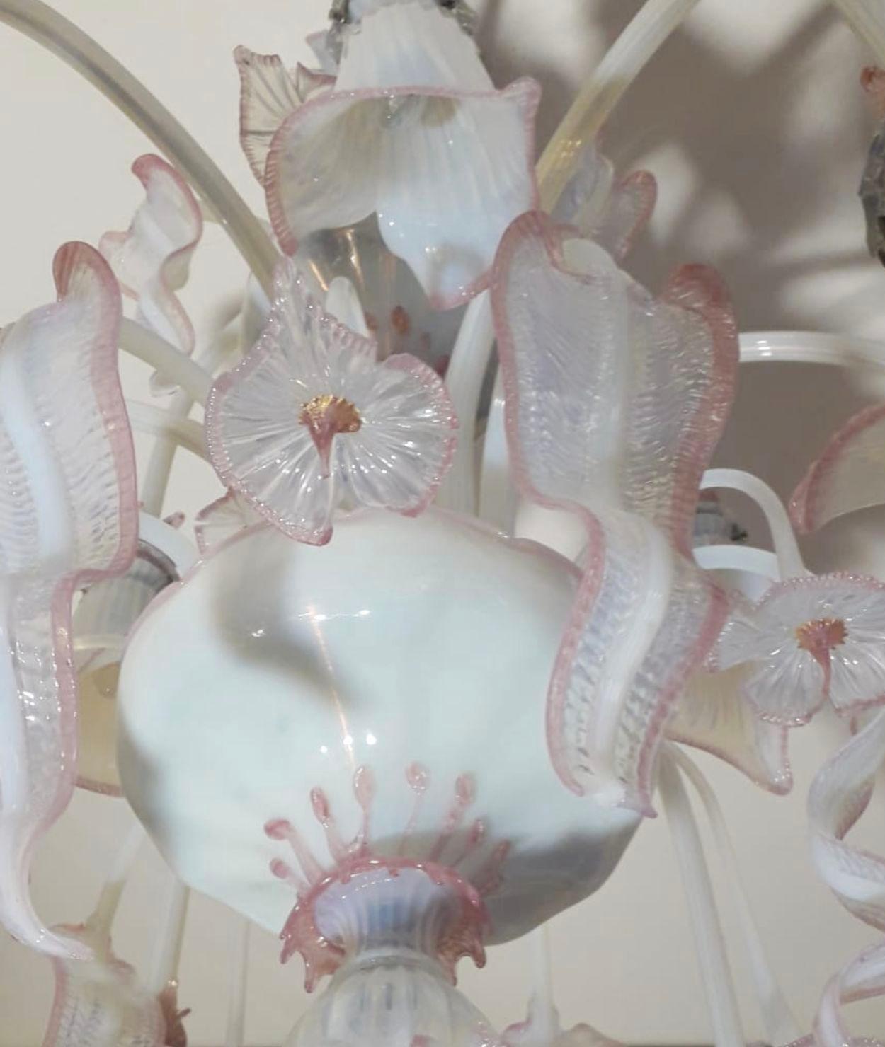 Italiano Lampadario veneziano opalino e rosa di Galliano Ferro, Italia anni '50. in vendita