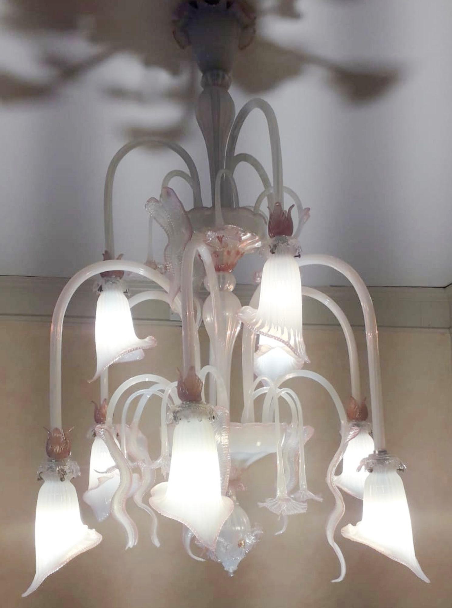Lampadario veneziano opalino e rosa di Galliano Ferro, Italia anni '50. In condizioni ottime in vendita a Los Angeles, CA