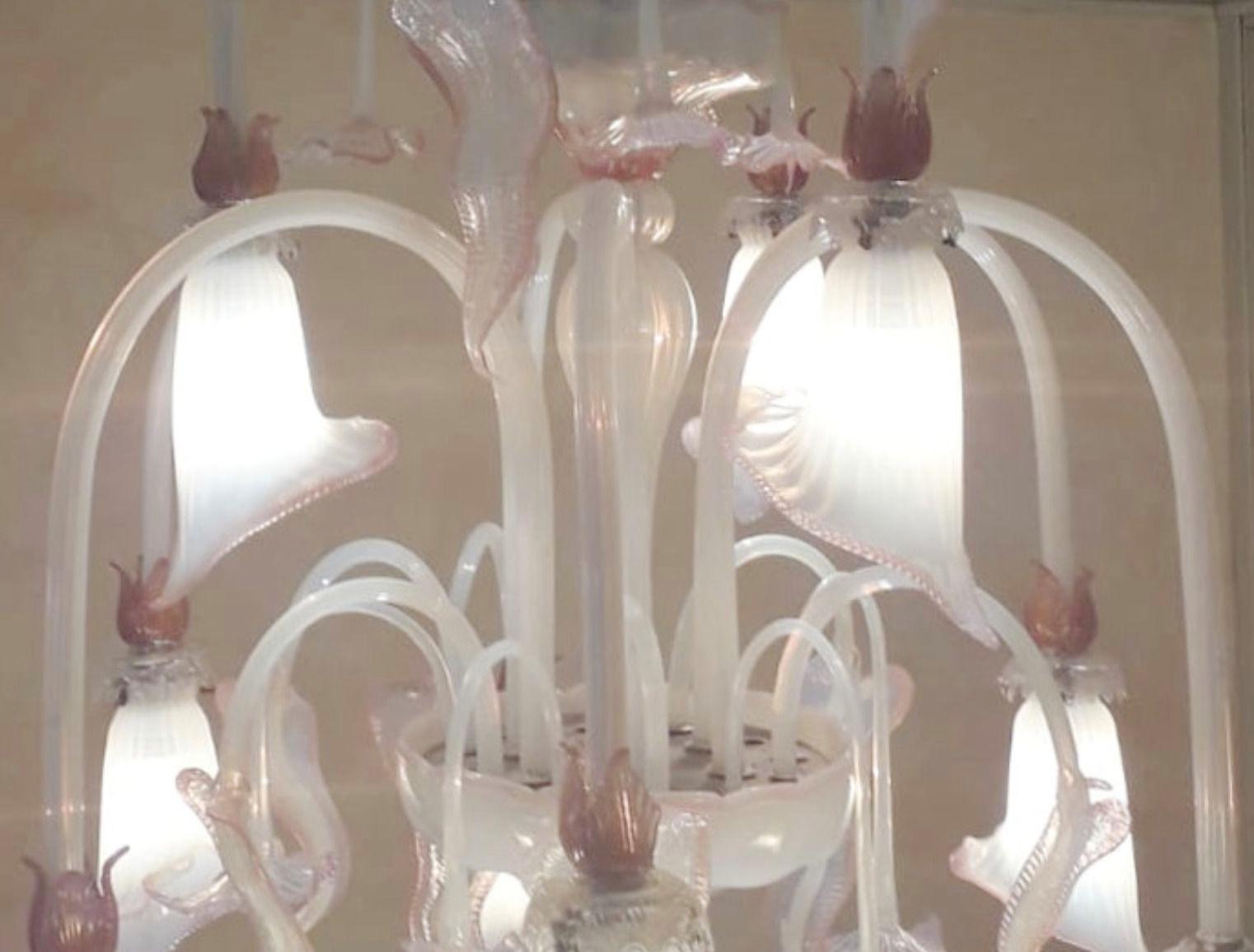 Metà XX secolo Lampadario veneziano opalino e rosa di Galliano Ferro, Italia anni '50. in vendita