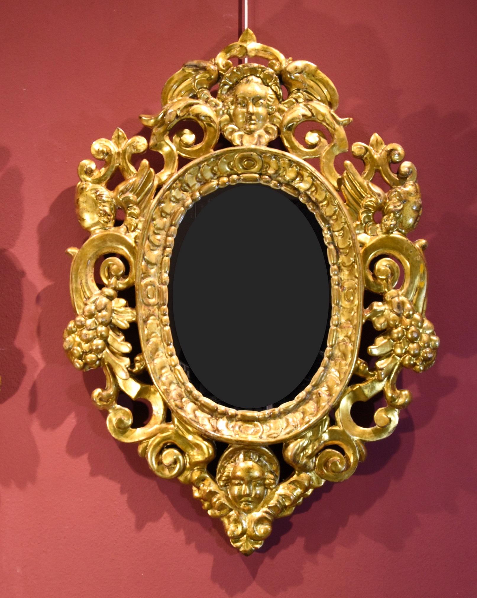 Paire d'armoires de toilette sculptées et dorées à la manière de Sansovino
Sculpteur vénitien (ou toscan) actif au 18e siècle

Bois sculpté et doré
Dimensions totales du cadre : 86 x 60 cm. /Dimensions intérieures : 40 x 29 cm.

Cette précieuse