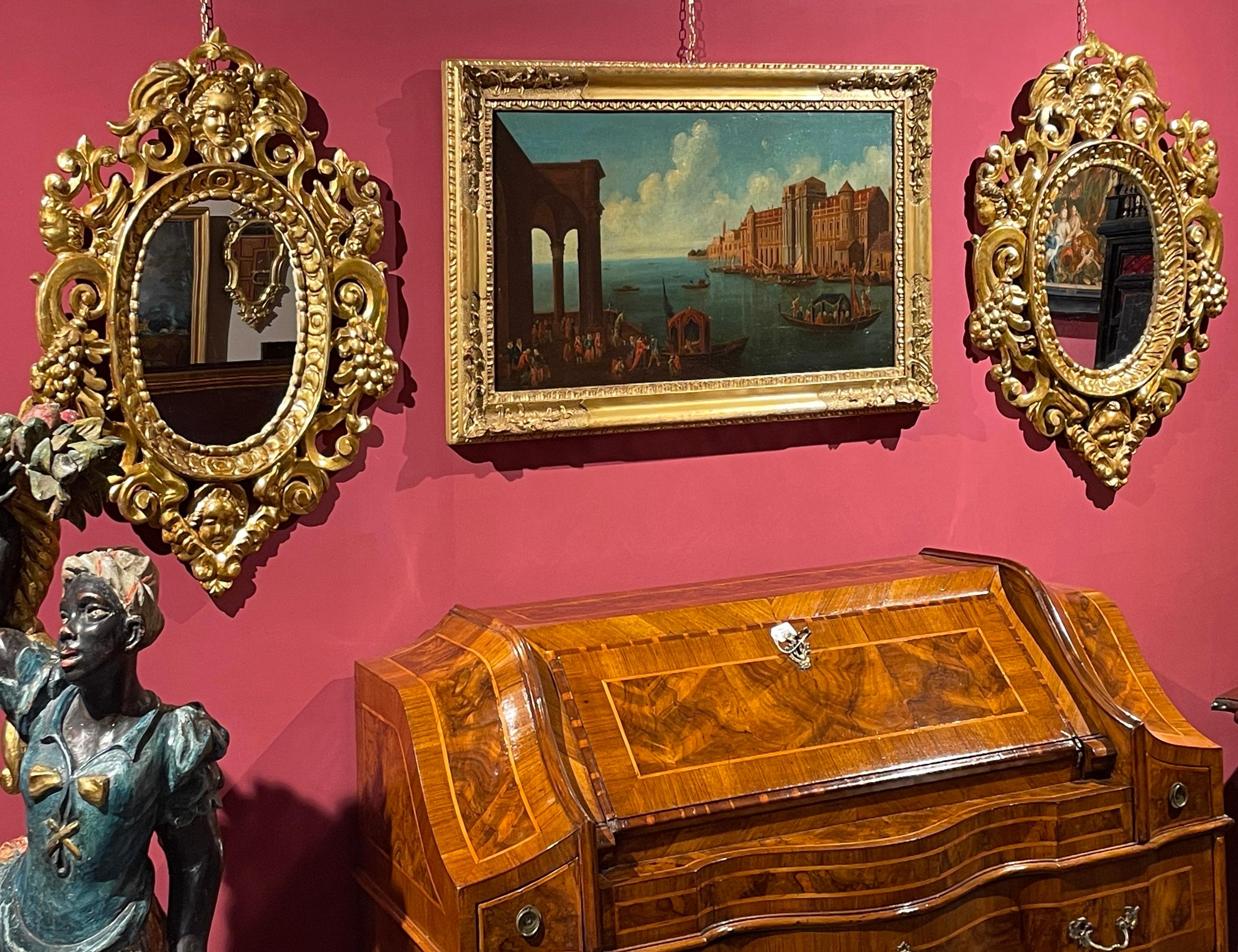 Paire de miroirs sculptés et dorés en bois doré de Venise, Italie, 18ème siècle, qualité baroque en vente 1