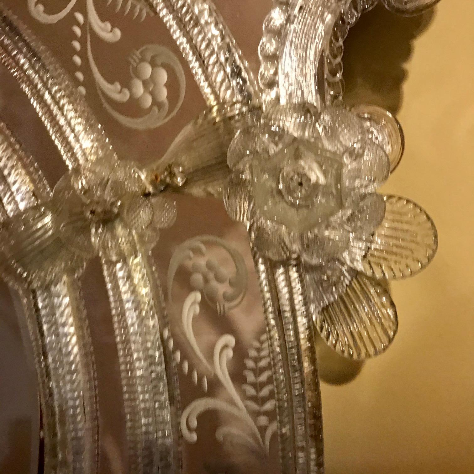 italien Miroir vénitien ovale en verre biseauté en vente
