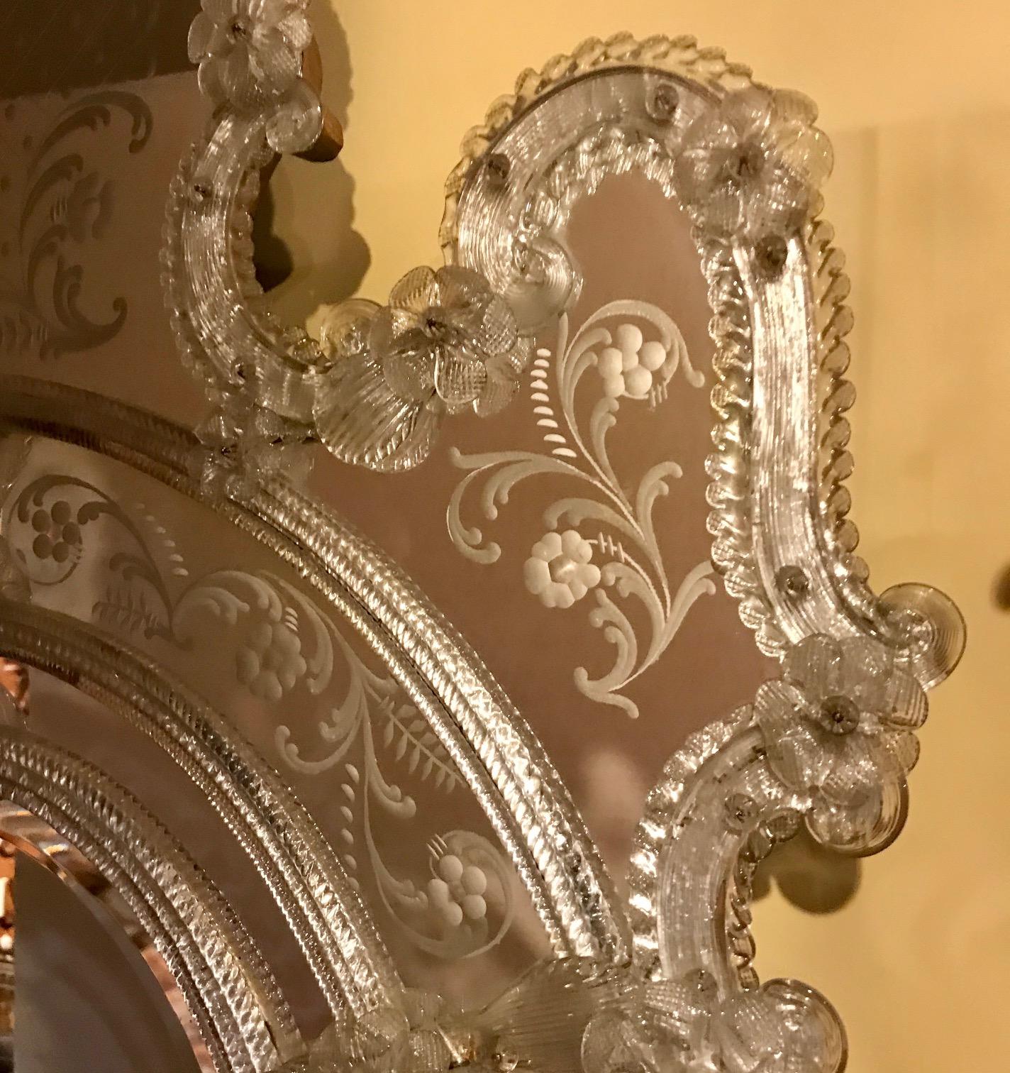 Miroir vénitien ovale en verre biseauté Bon état - En vente à Montreal, QC
