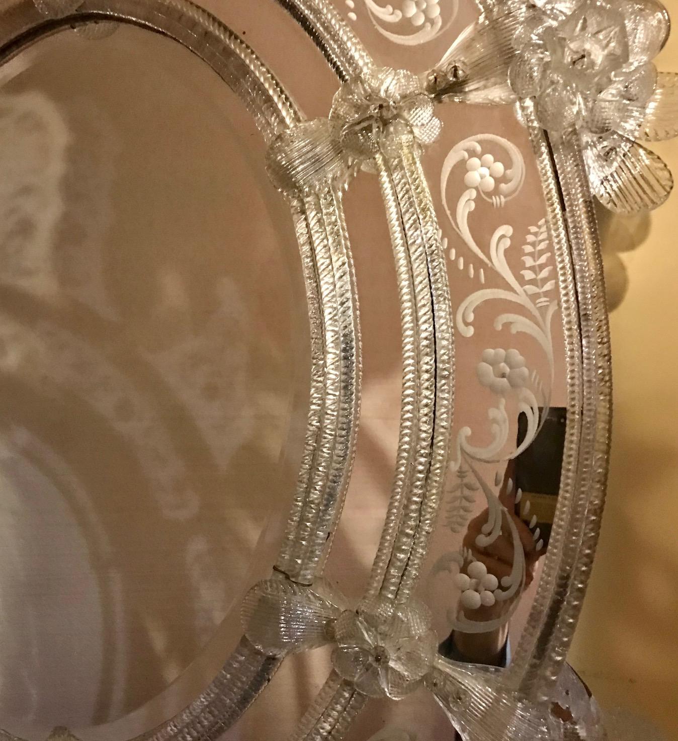 Miroir vénitien ovale en verre biseauté en vente 1