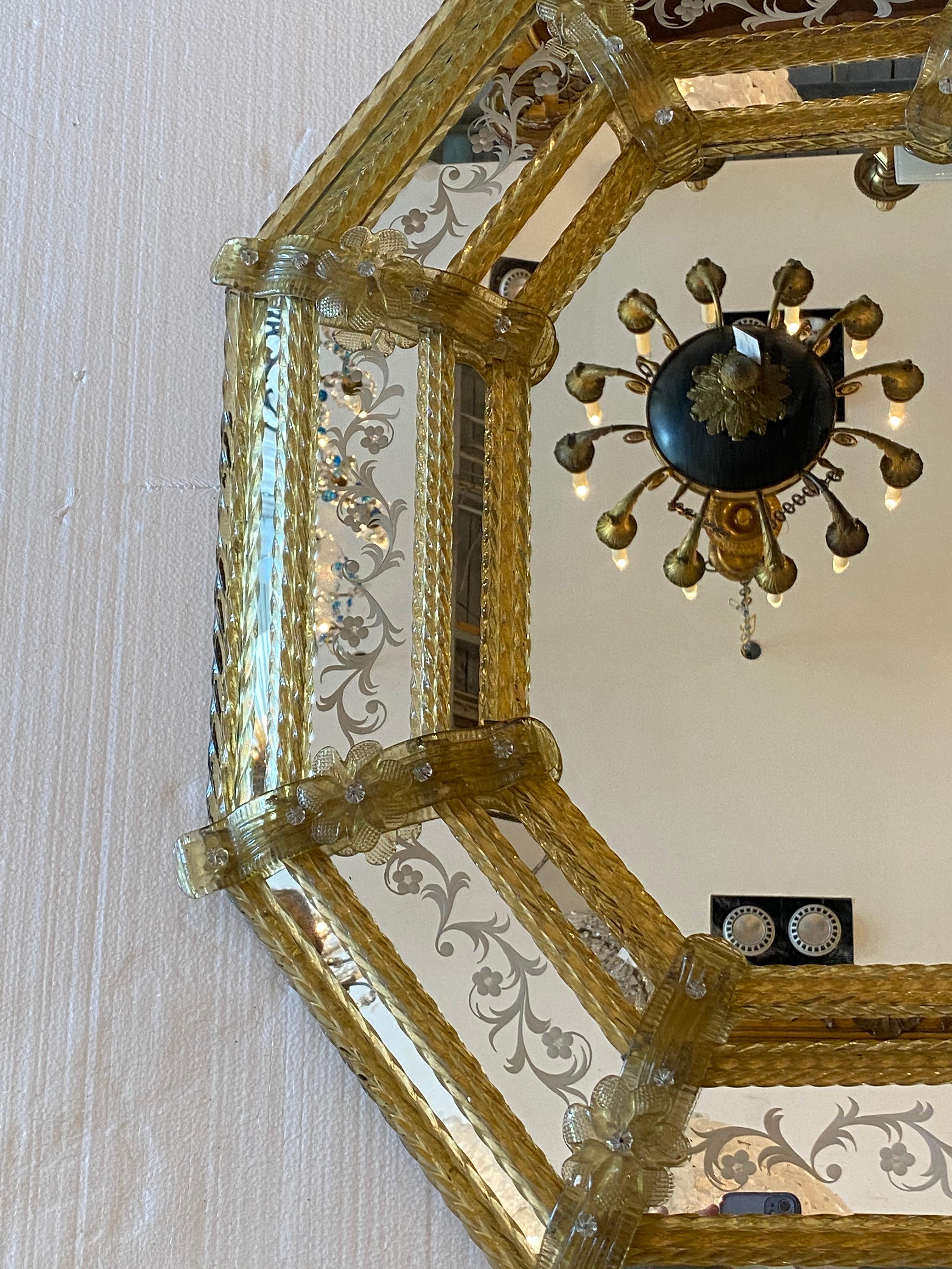 Ein venezianischer ovaler Spiegel, umgeben von verschnörkeltem Gold und klarem geflochtenem Glas, Rosetten und geätzten Blumenmotiven. 1940er Jahre, schön und in ausgezeichnetem Zustand.