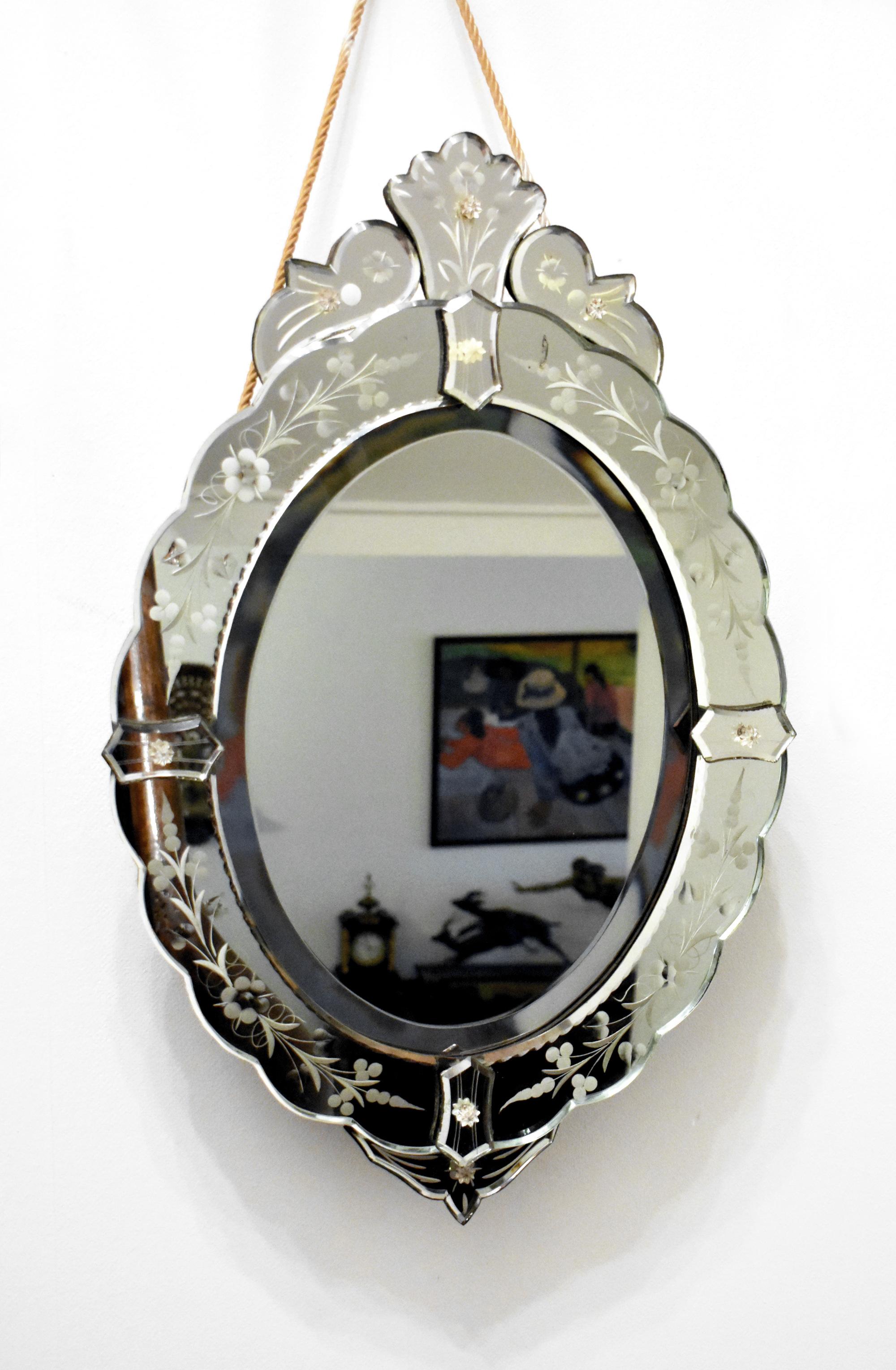 Venetian oval mirror 

An elegant, pretty oval Venetian Mirror with bevelled edges and decoration to the outer border. 

The piece features etched floral and foliate motifs, decoration to the top and base and rosette fasteners.

In very good