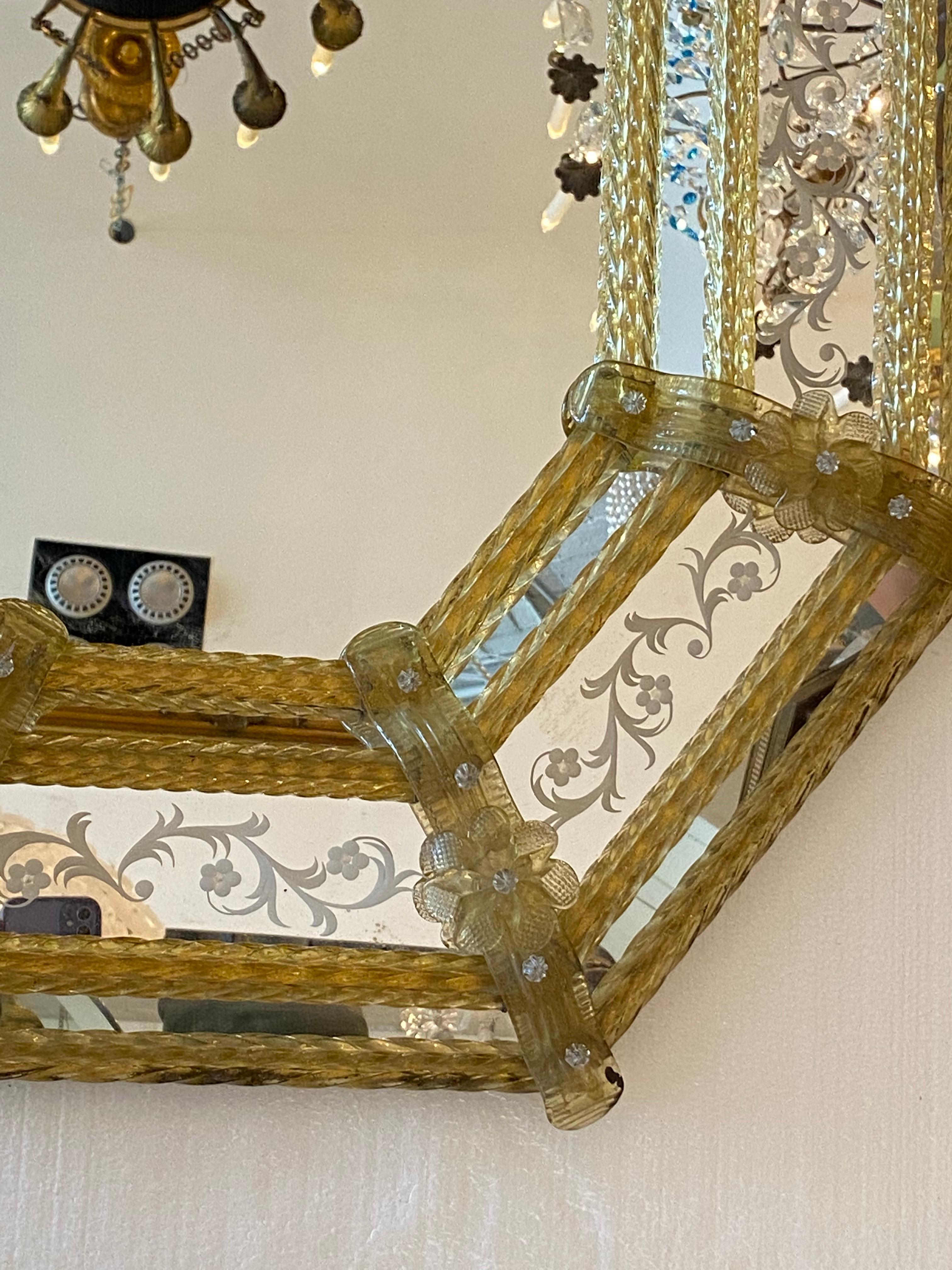 Venetian Oval Mirror In Excellent Condition For Sale In Dallas, TX