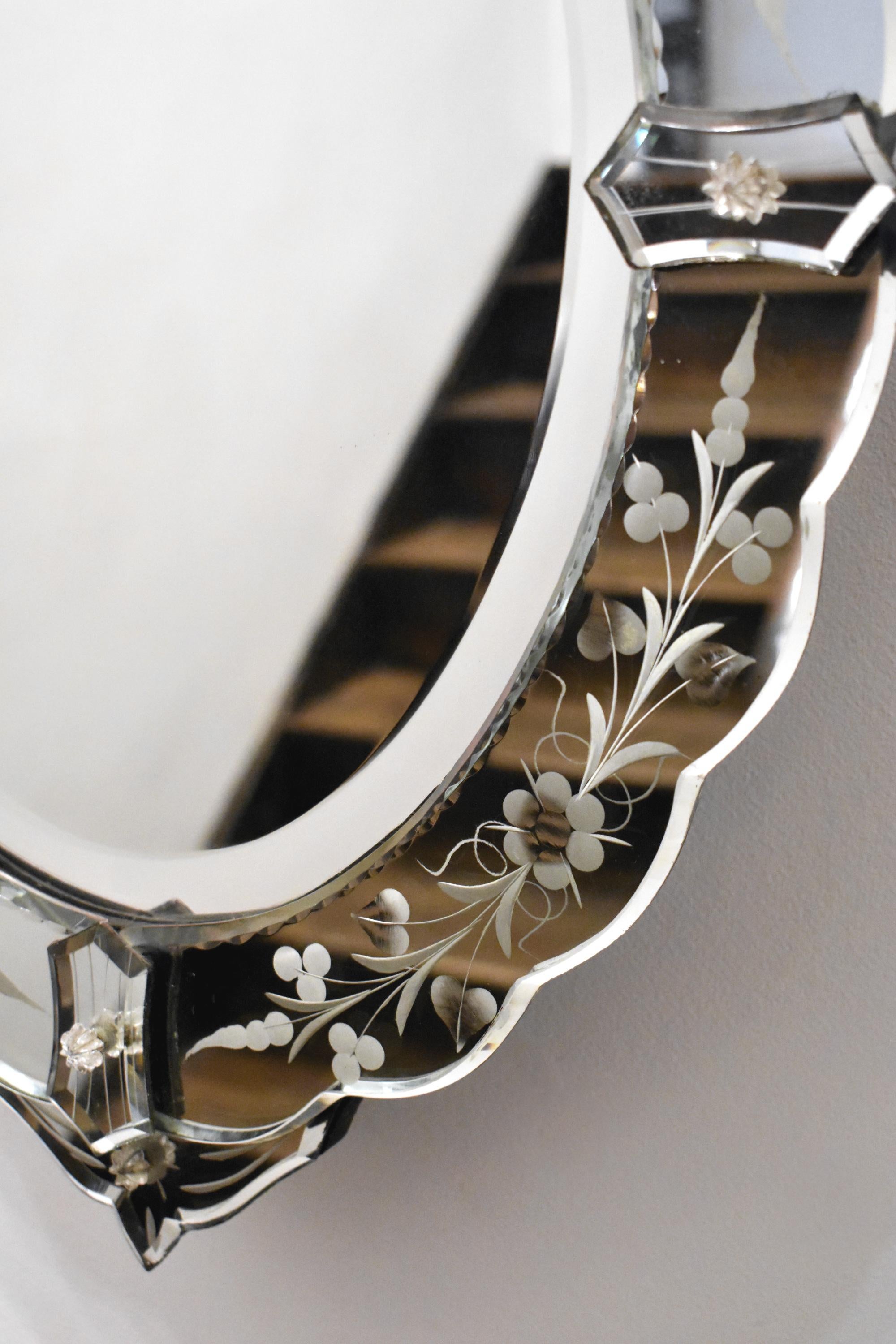 Venetian Oval Mirror In Good Condition In SAINTE-COLOMBE, FR