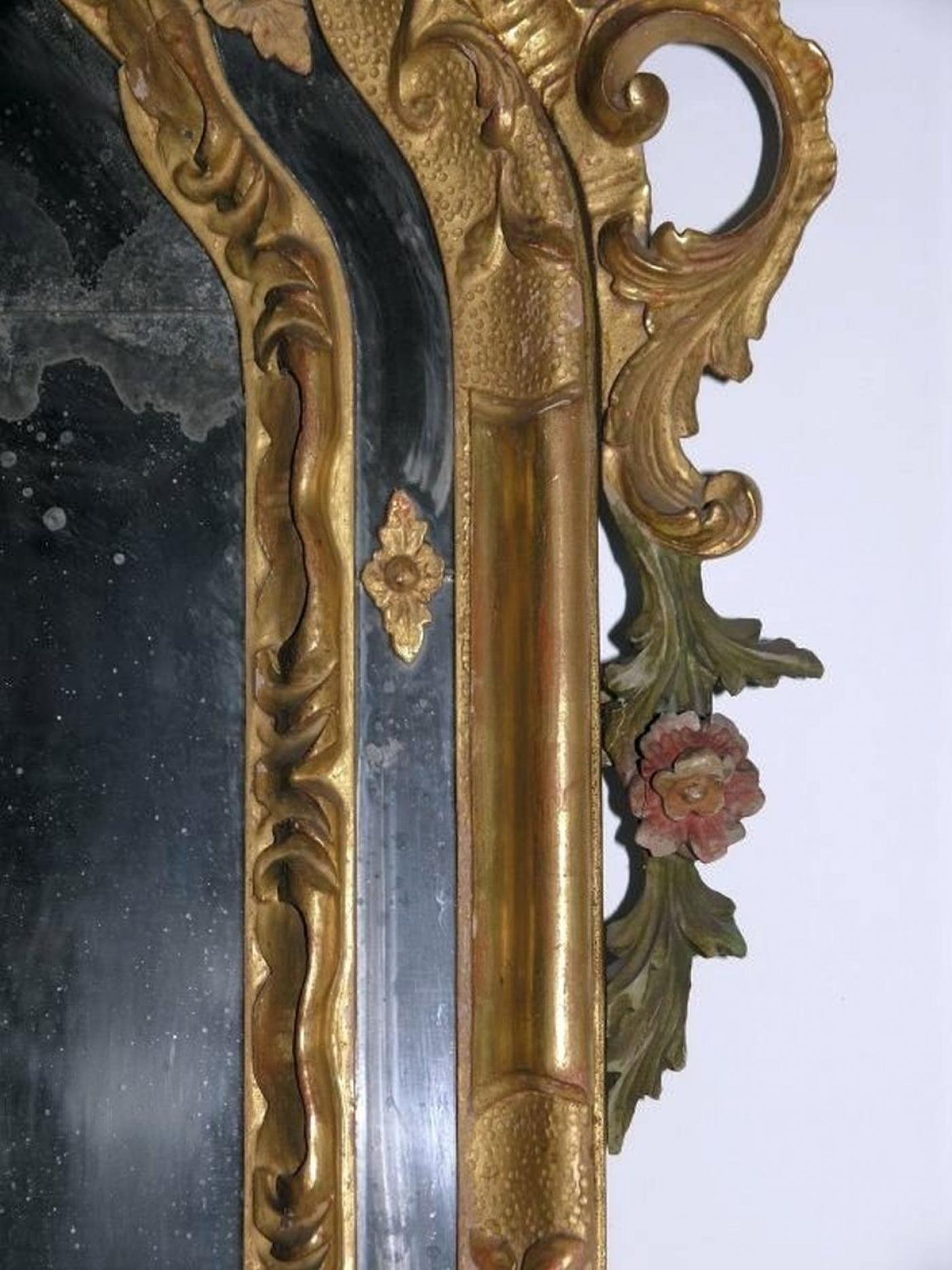 Spiegel aus venezianischer Malerei und Giltwood - CIRCA 1760 (Geschnitzt) im Angebot
