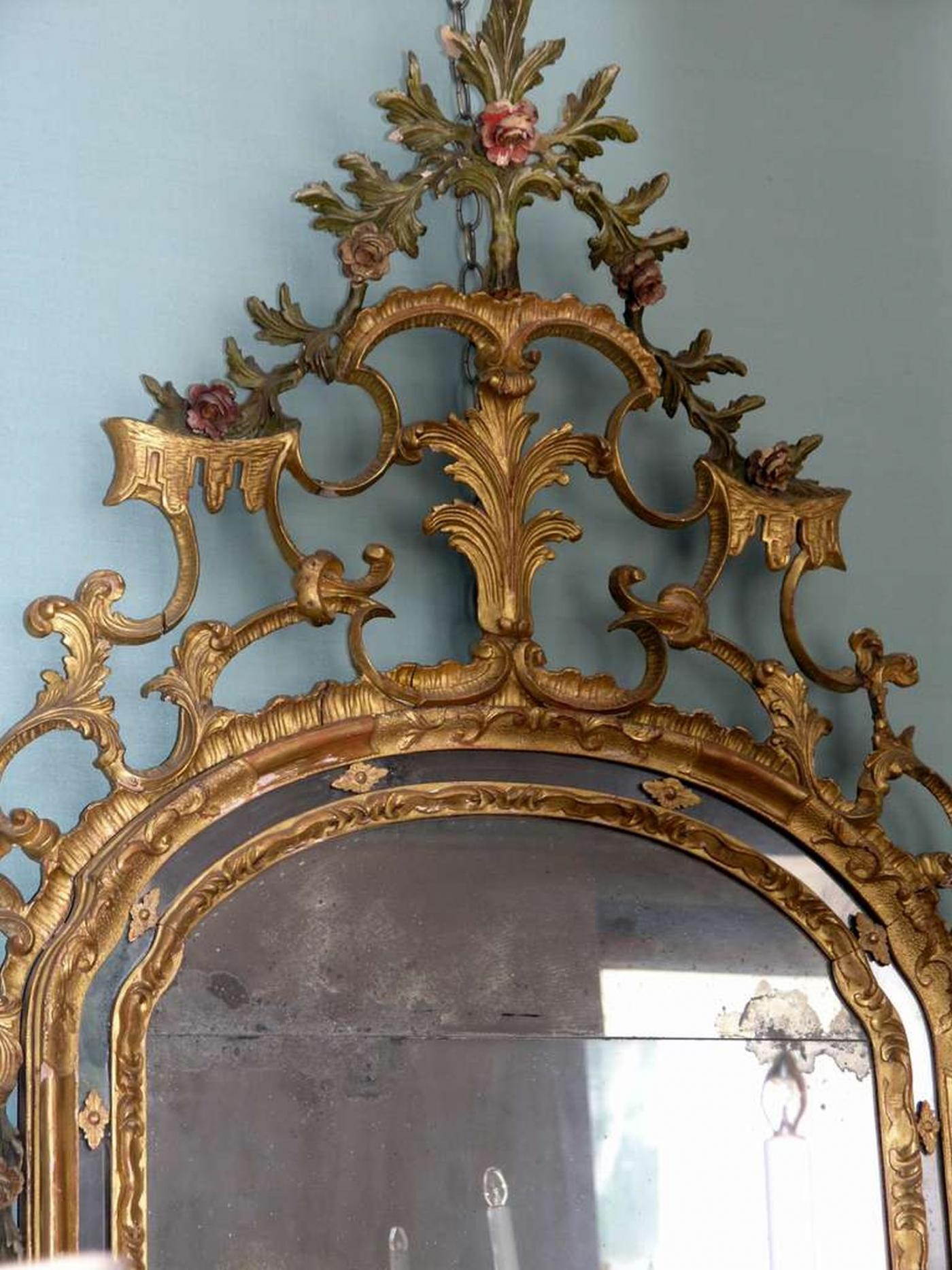 Spiegel aus venezianischer Malerei und Giltwood - CIRCA 1760 (Vergoldetes Holz) im Angebot