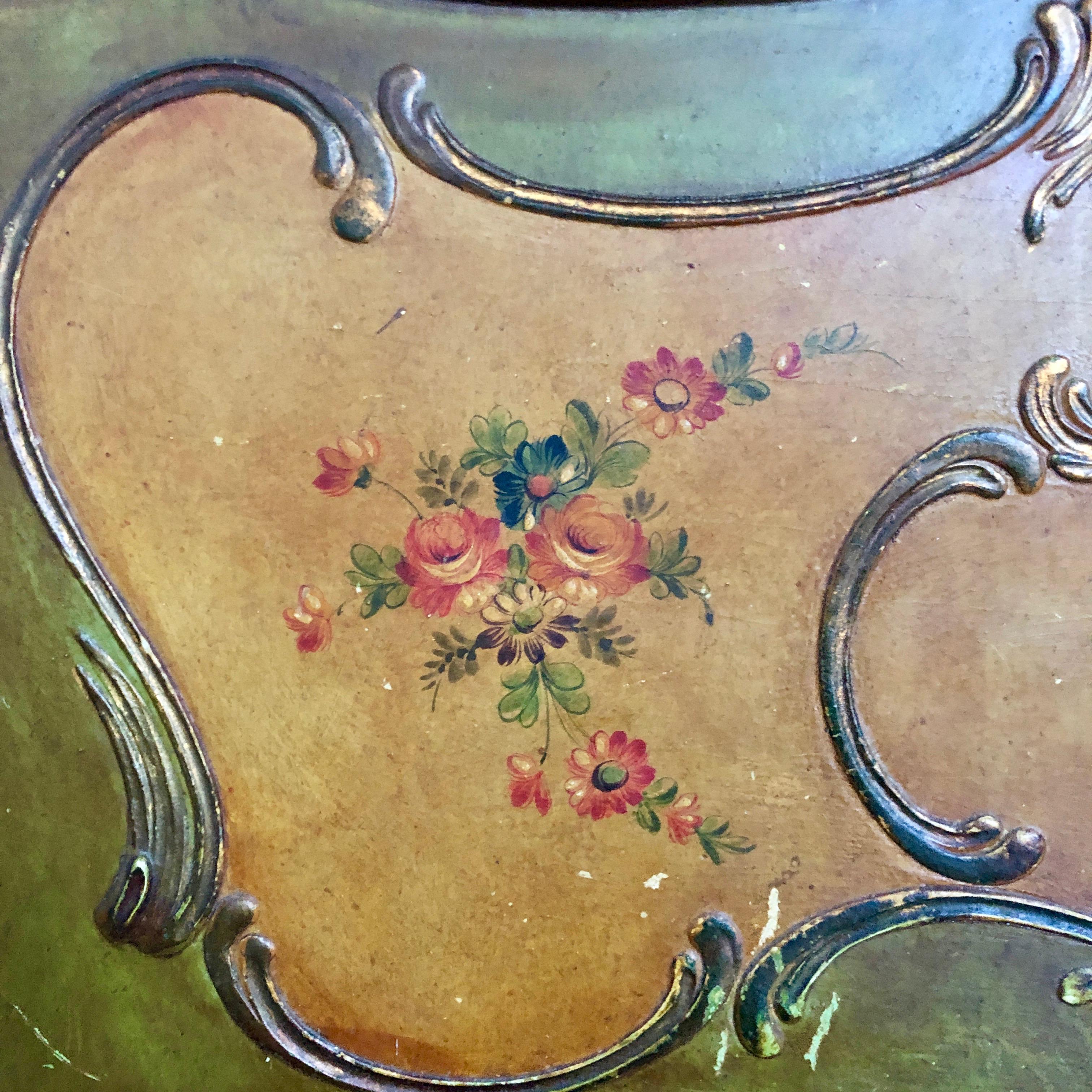 Cama de matrimonio antigua pintada al estilo veneciano en venta 3