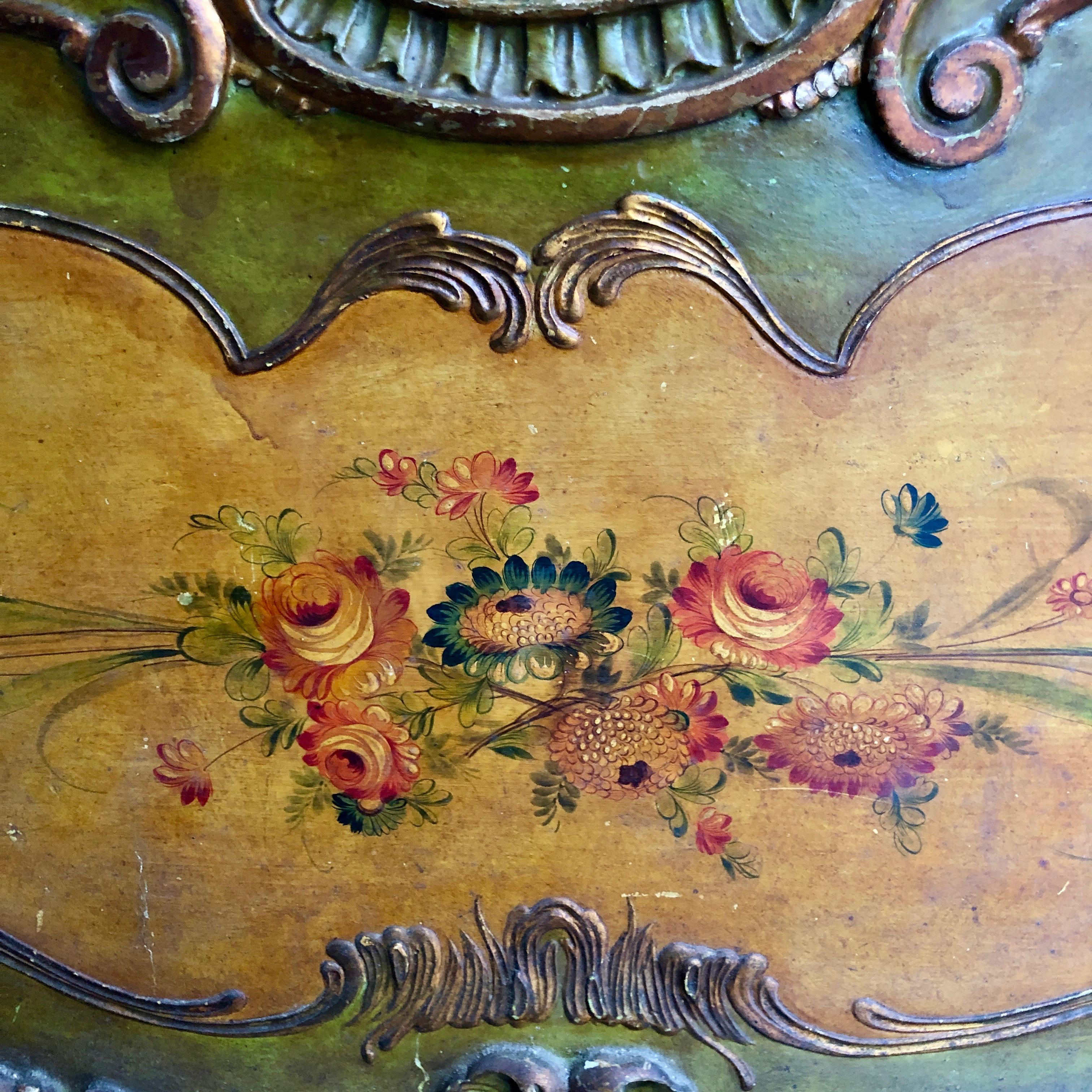 Cama de matrimonio antigua pintada al estilo veneciano en venta 6