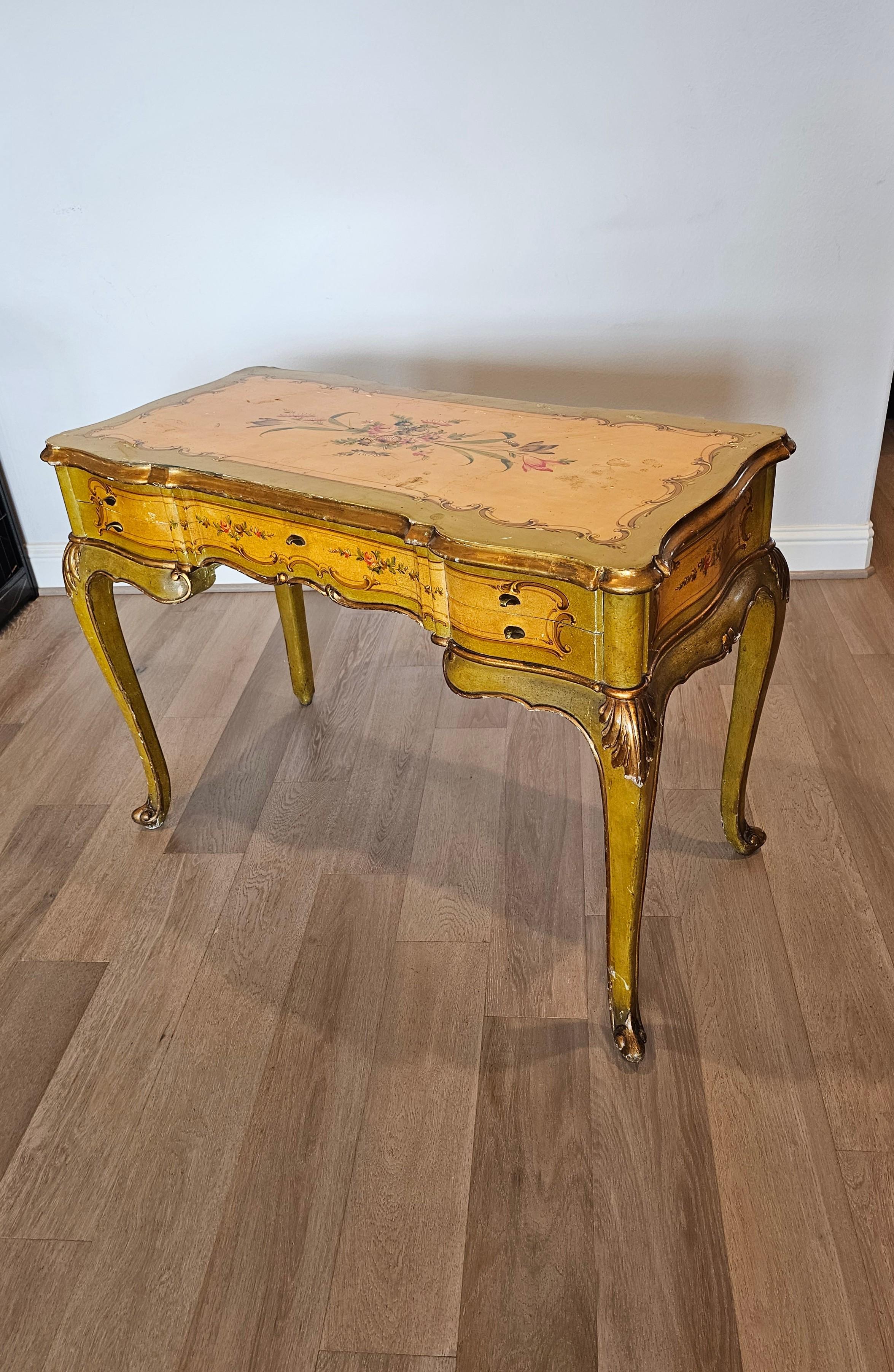 Table à écrire italienne peinte de style Louis XV vénitien  en vente 4