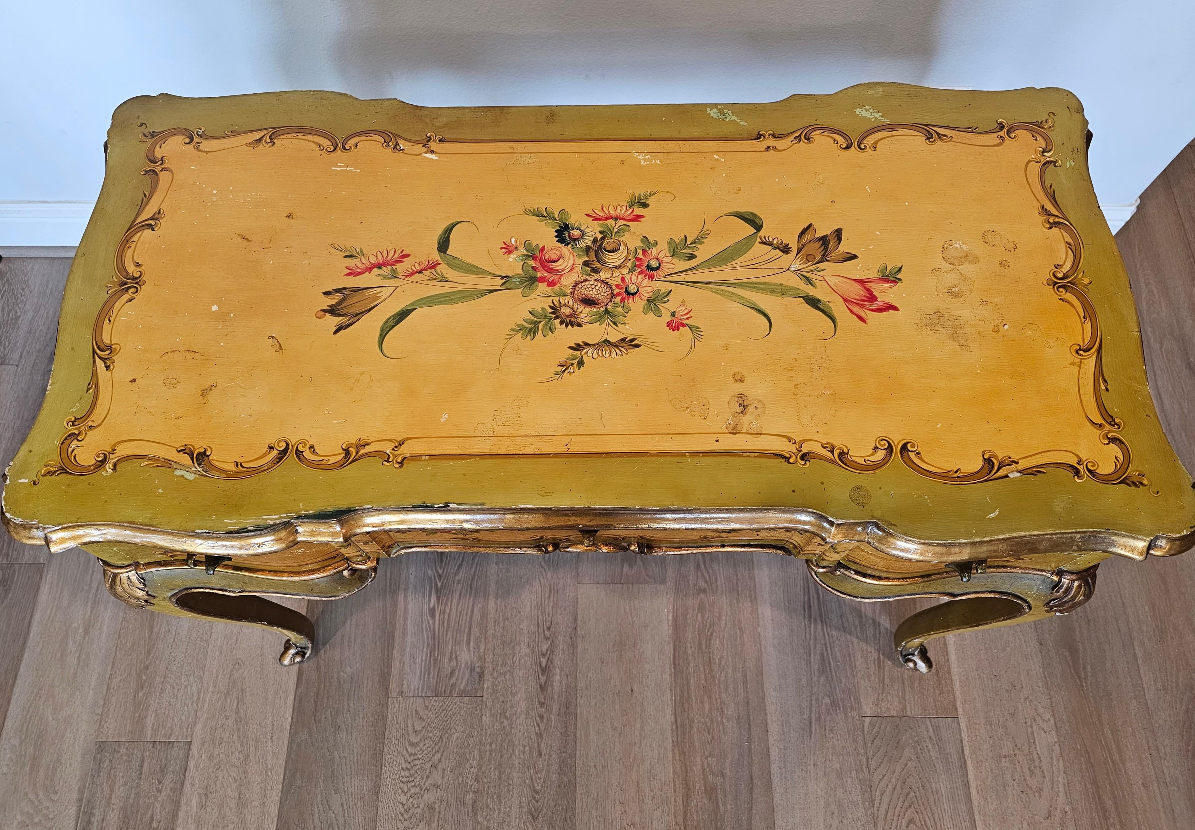 Table à écrire italienne peinte de style Louis XV vénitien  en vente 6