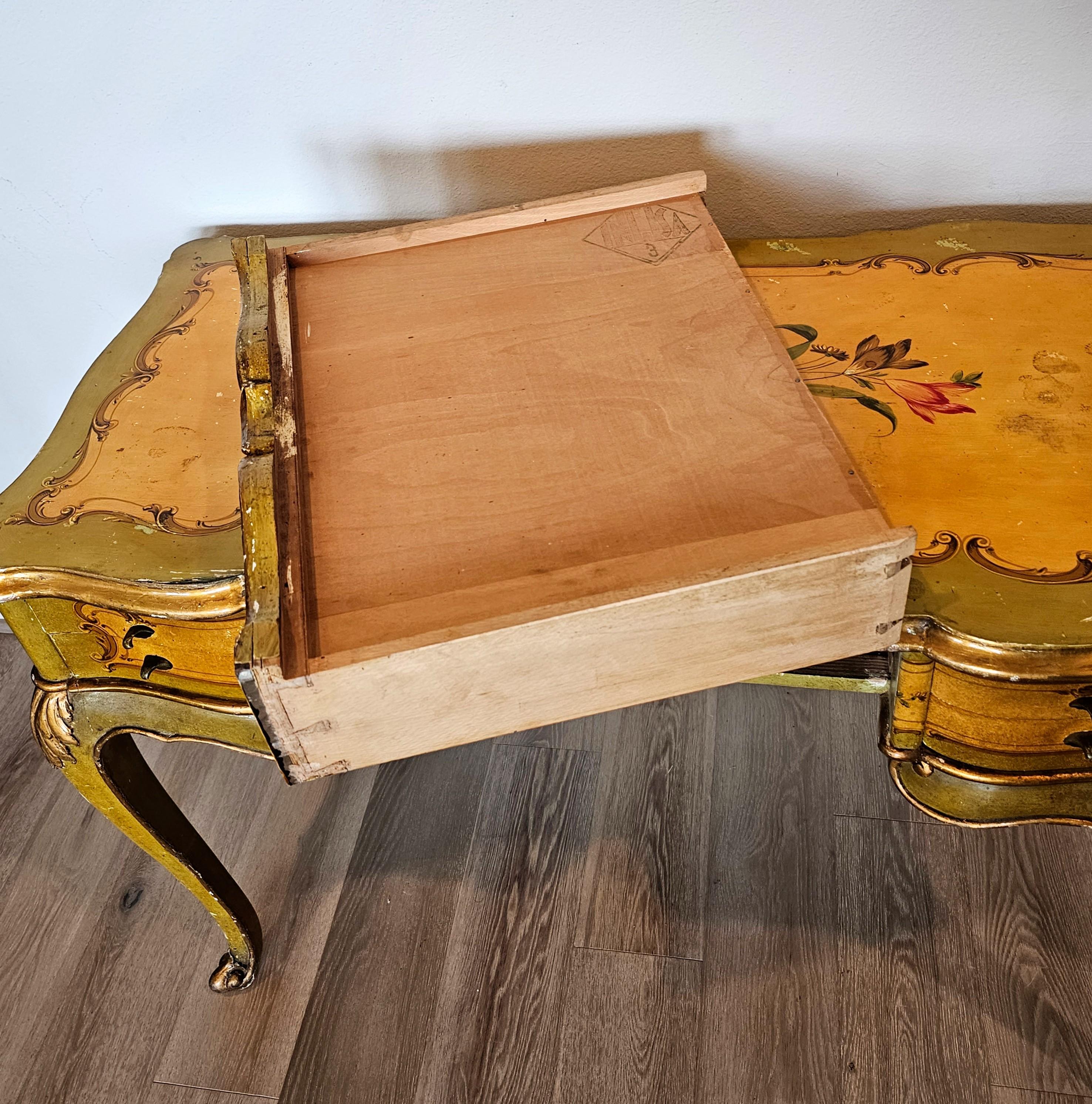 Bemalter italienischer Schreibtisch im Louis-XV-Stil, venezianisch  im Angebot 11