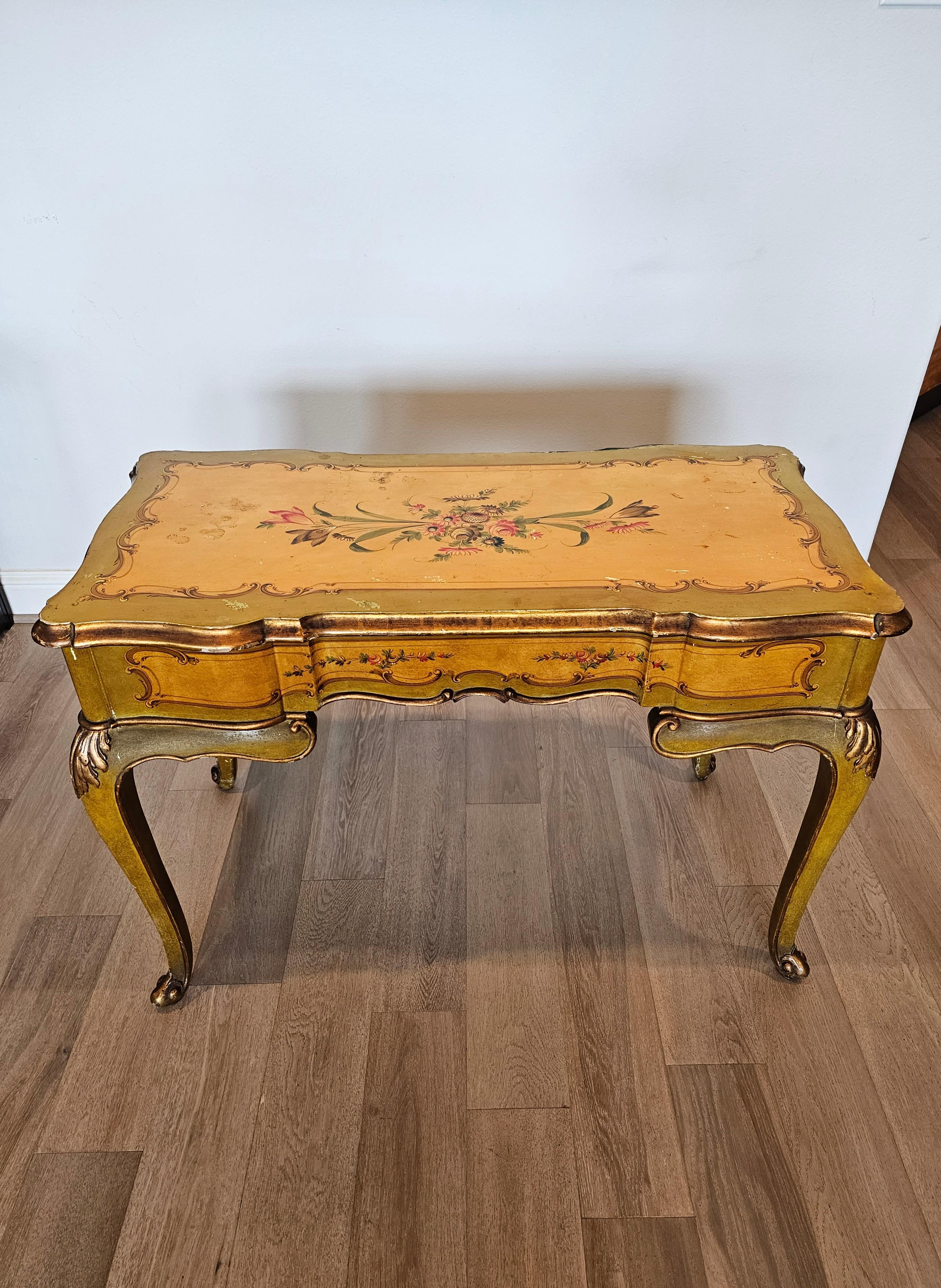 Bemalter italienischer Schreibtisch im Louis-XV-Stil, venezianisch  (Geschnitzt) im Angebot