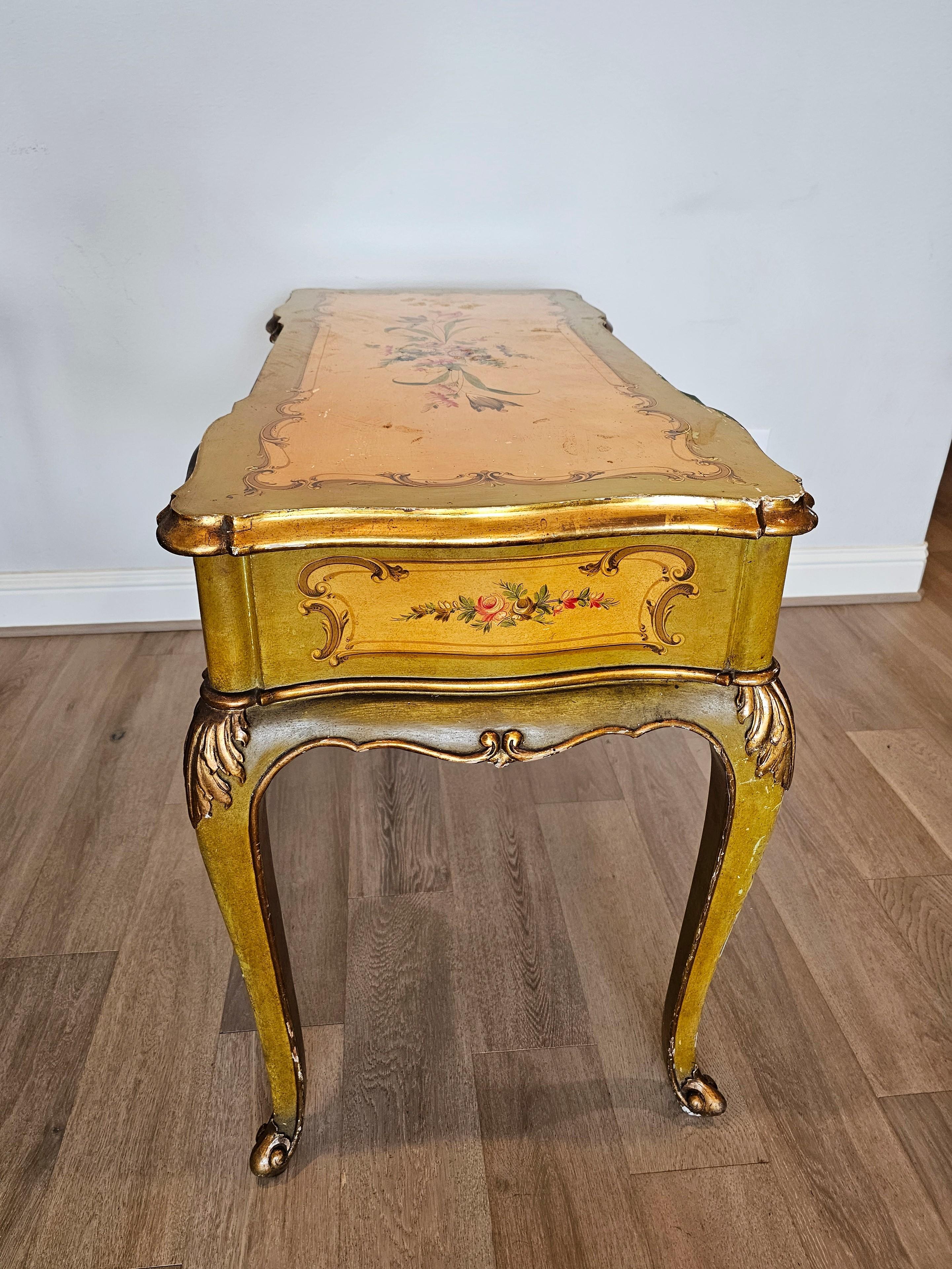 Bemalter italienischer Schreibtisch im Louis-XV-Stil, venezianisch  (Gips) im Angebot
