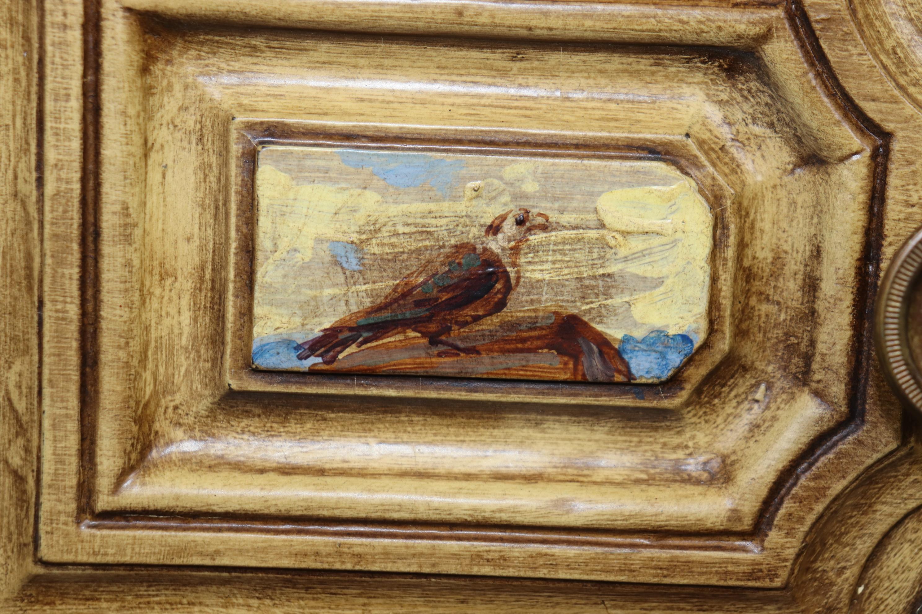 Commode vénitienne décorée de peintures pastel, attribuée à Maitland Smith  en vente 5