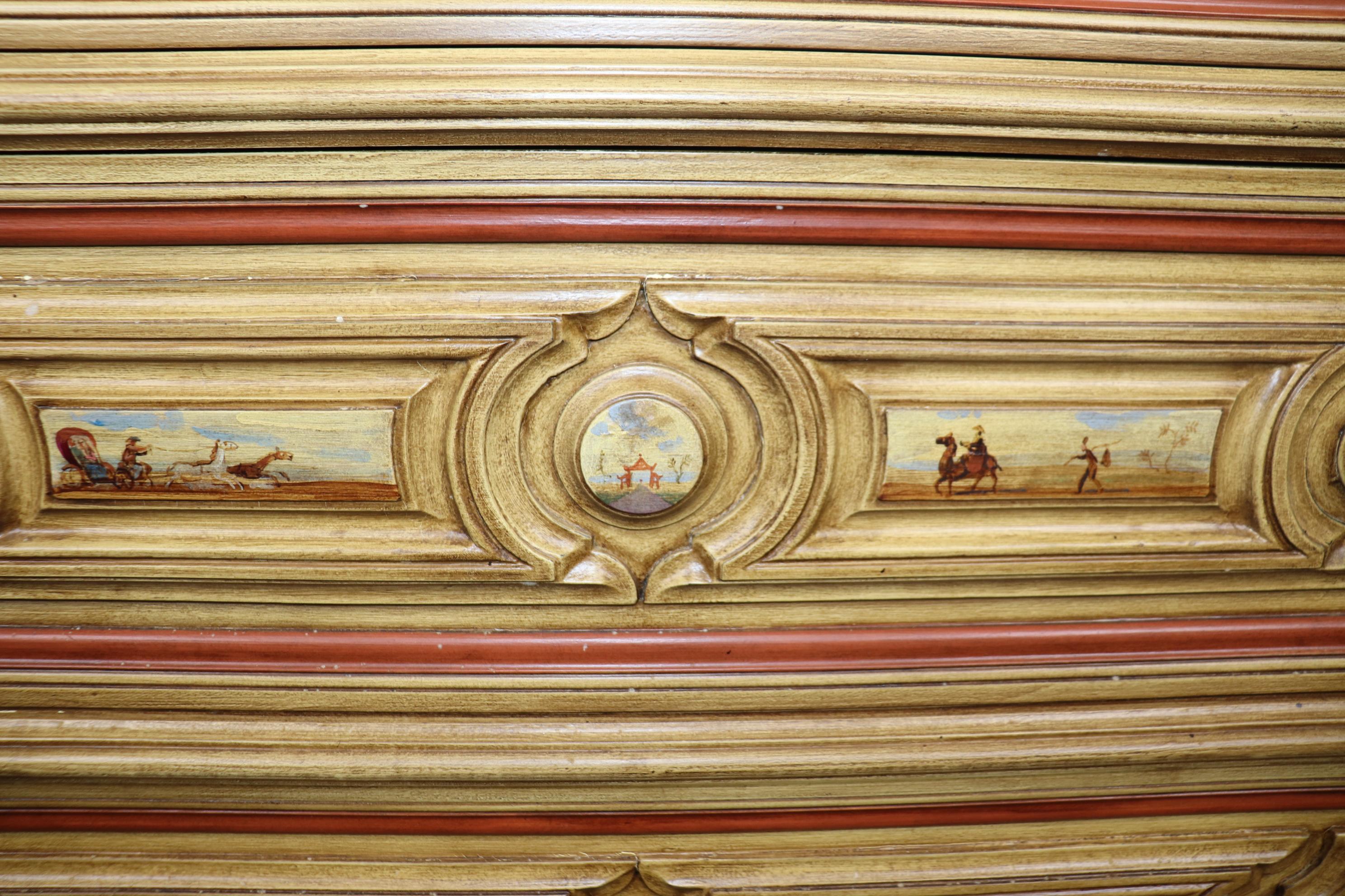 Commode vénitienne décorée de peintures pastel, attribuée à Maitland Smith  en vente 8
