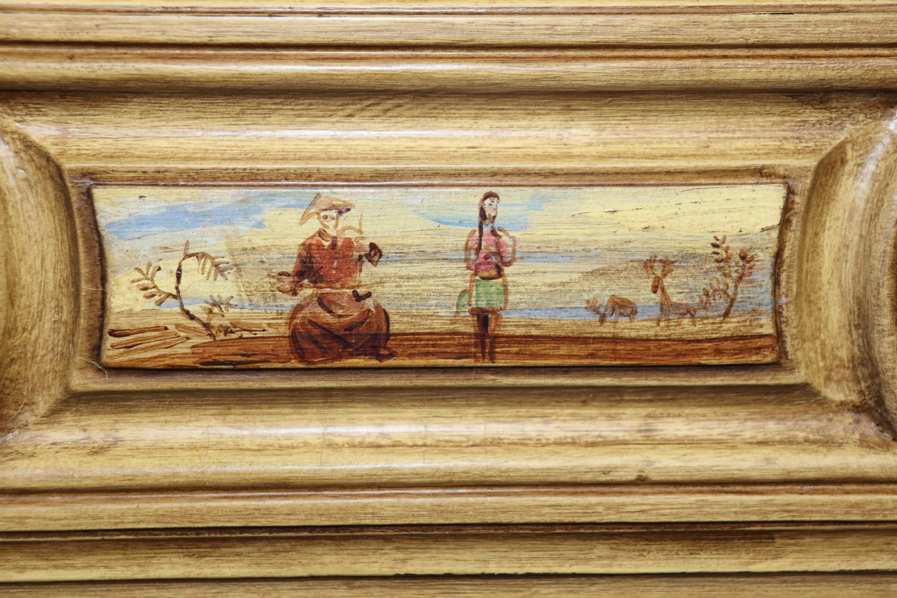 Cómoda decorada con pintura pastoral veneciana atribuida a Maitland Smith Filipino en venta