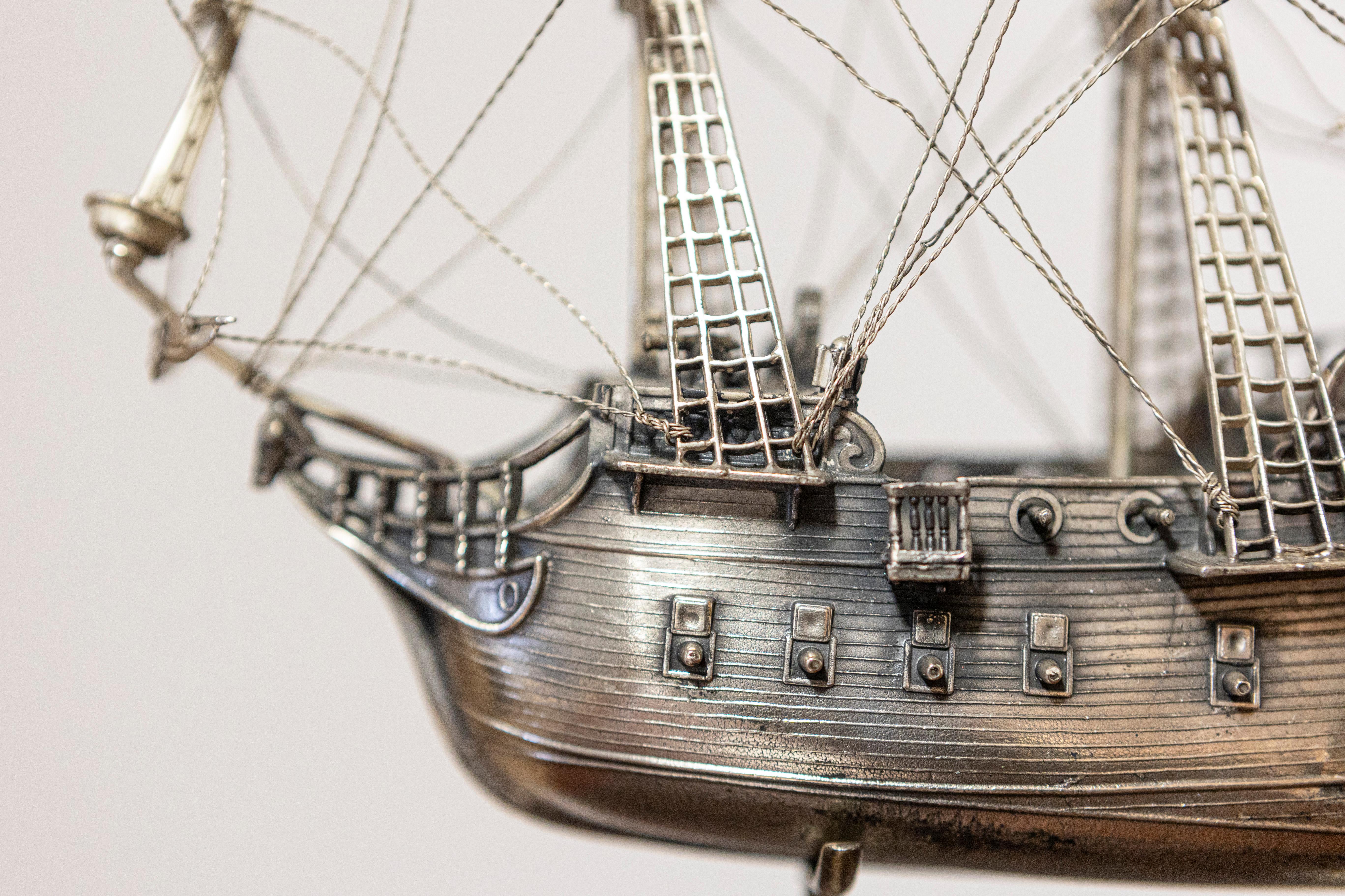 Modello di nave pirata Jolly Roger in peltro veneziano montato su una base di legno in vendita 1