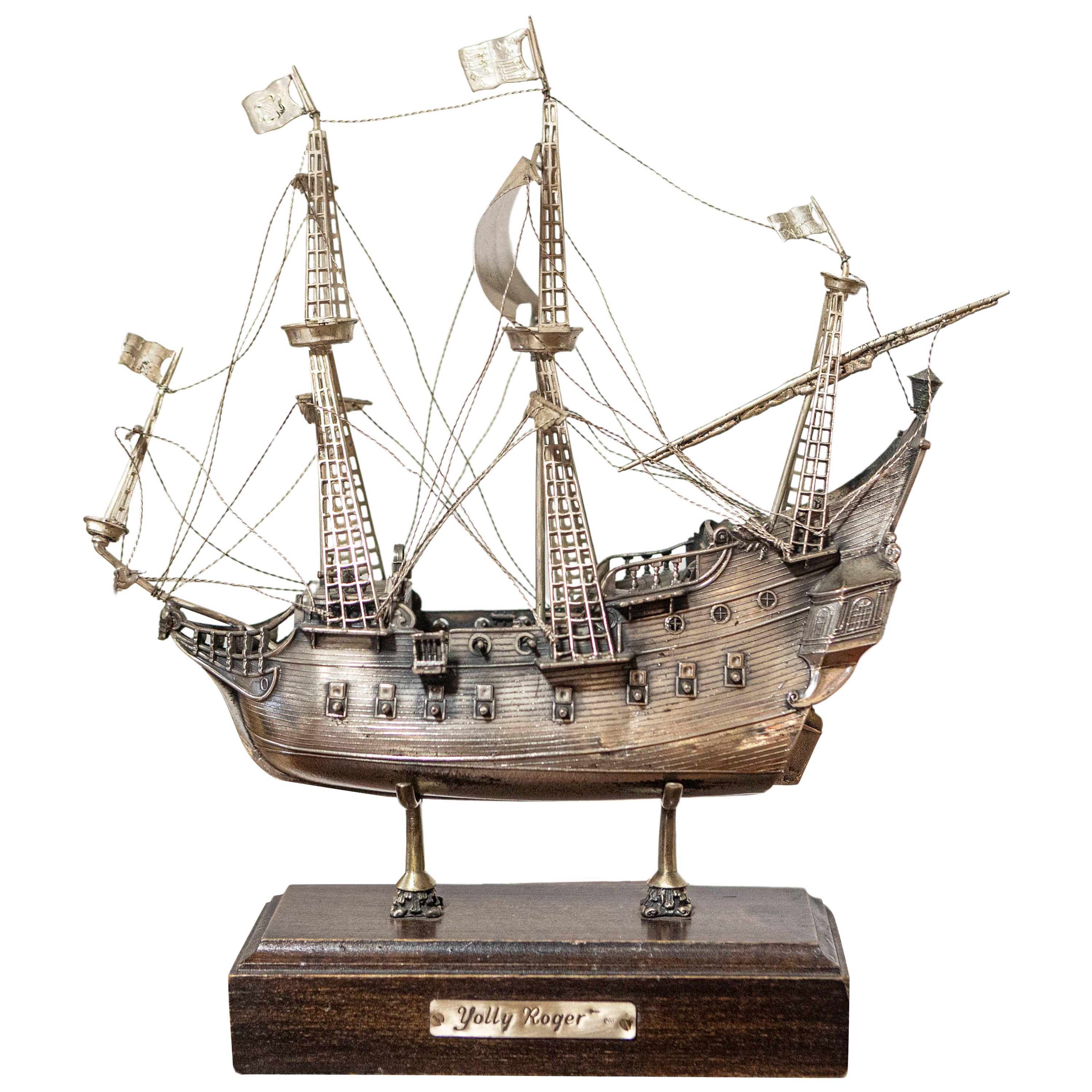 Modello di nave pirata Jolly Roger in peltro veneziano montato su una base di legno