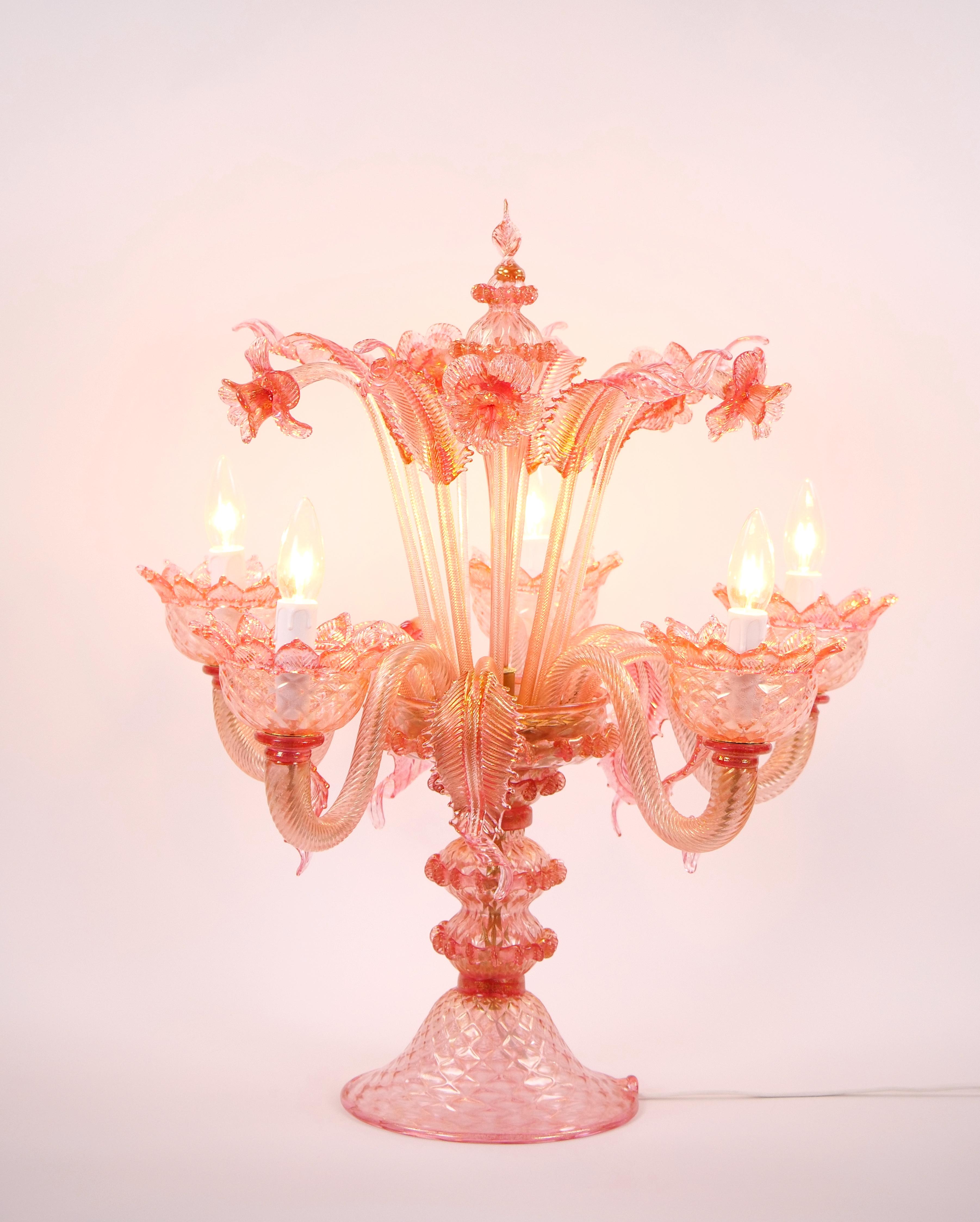 Illumina il tuo spazio con la bellezza accattivante e il colore sublime di questa squisita lampada da tavolo veneziana / flambeau, realizzata a mano e proveniente dall'Italia della fine del XX secolo. La lampada è una vera e propria opera d'arte,