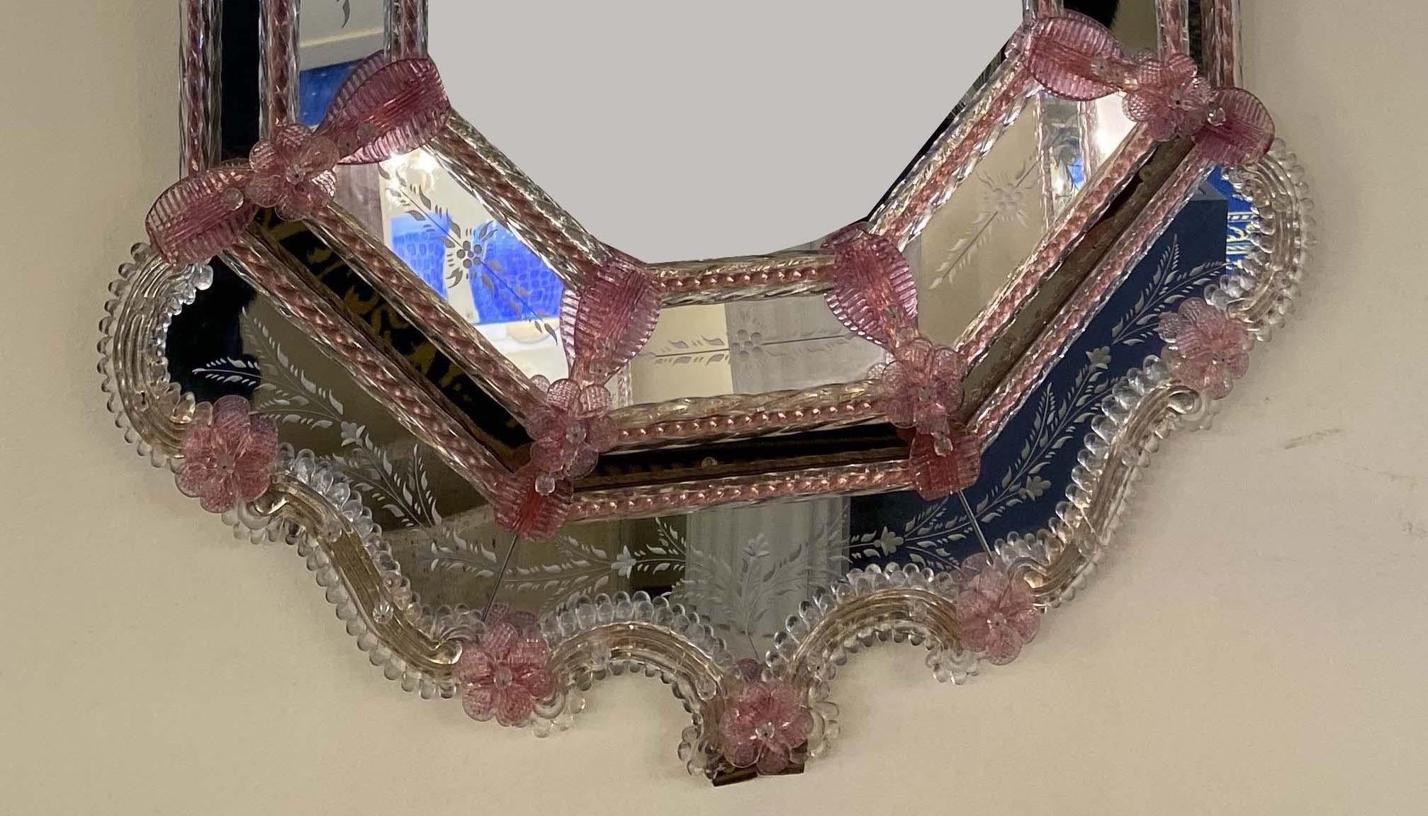 Spiegel aus venezianischem Muranoglas mit rosa Blume (Italienisch) im Angebot