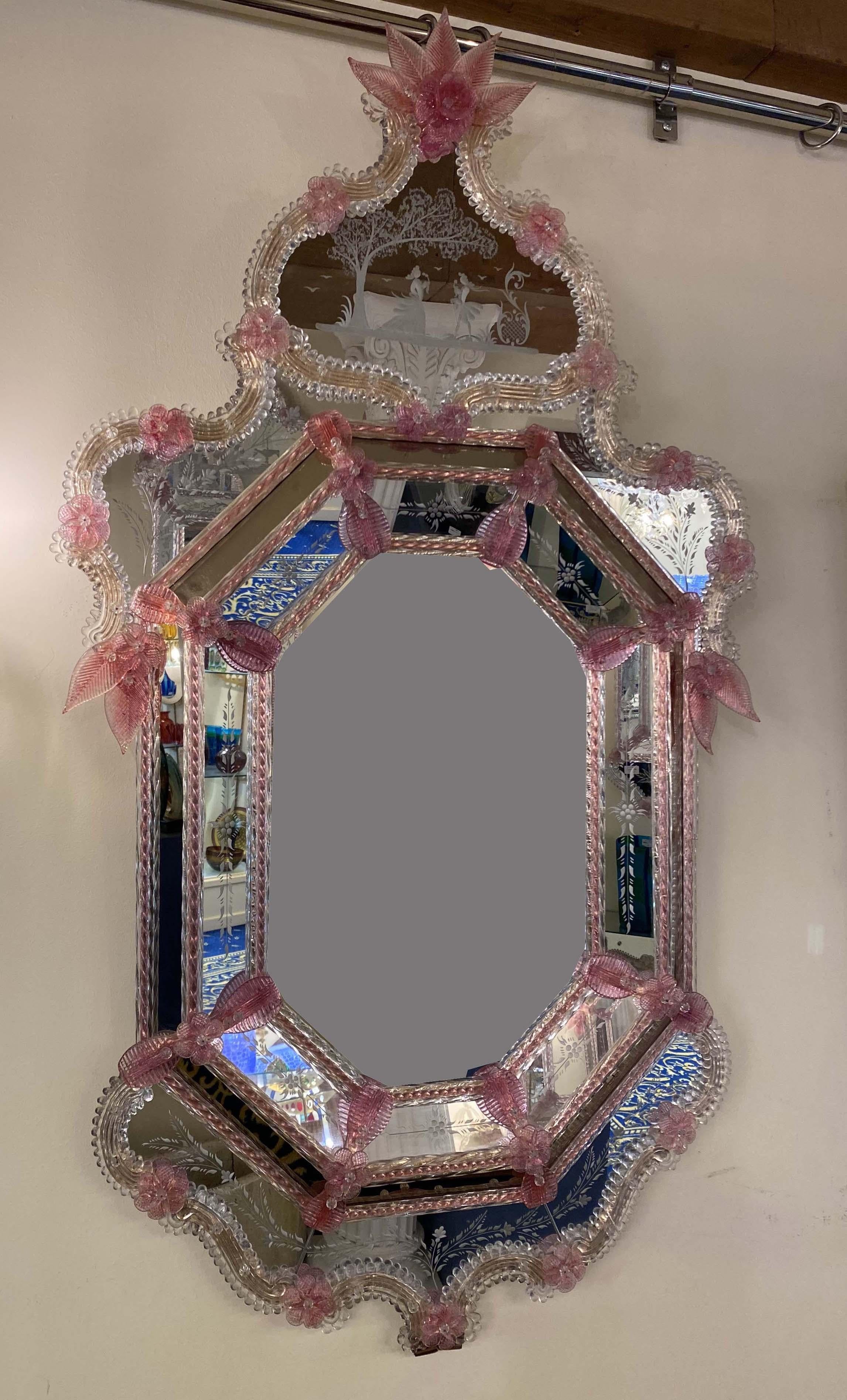 Miroir vénitien en verre de Murano à fleurs roses Excellent état - En vente à Rome, IT