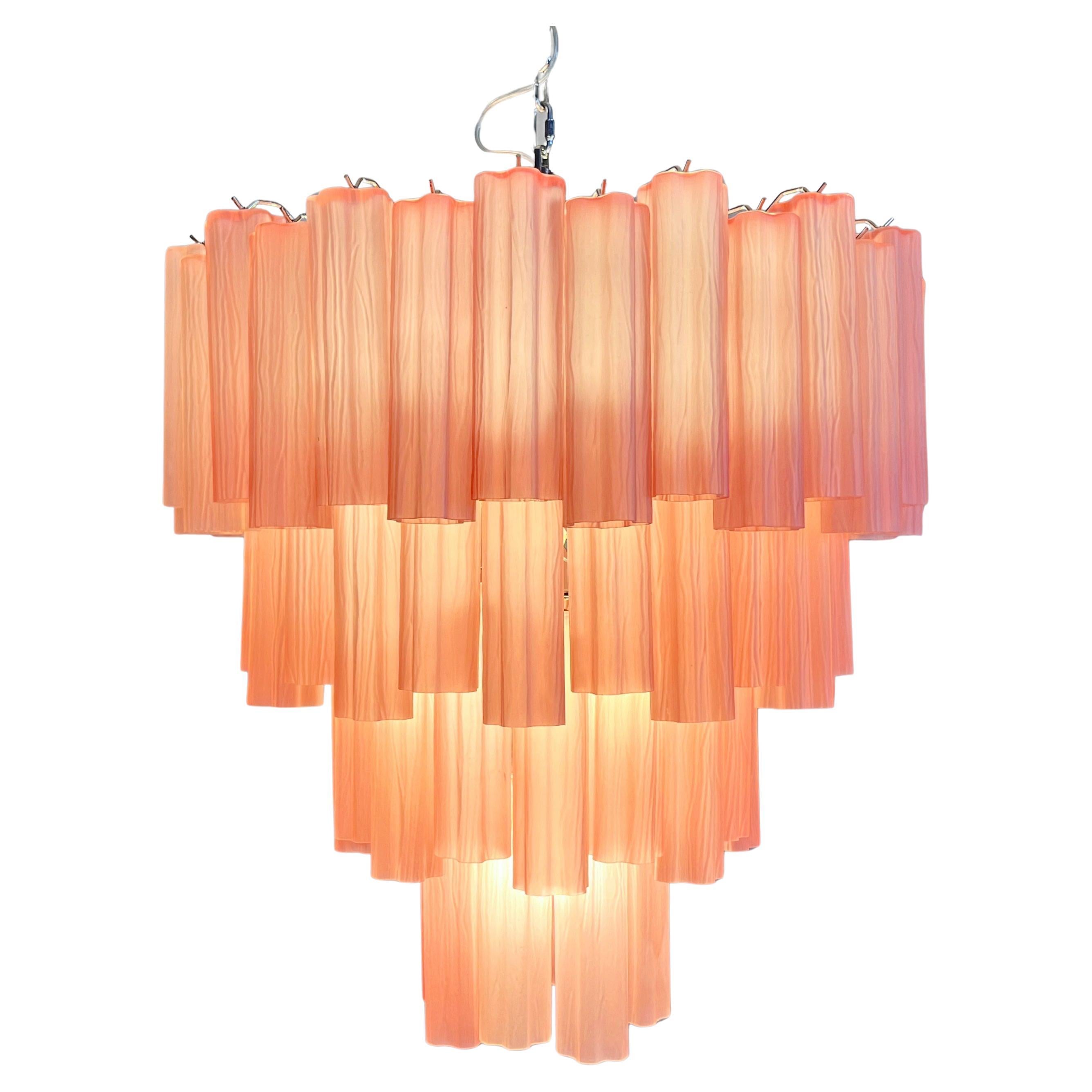 Araña italiana vintage de cristal de Murano y estructura de metal niquelado en 4 niveles. El níquel pulido blindado soporta tubos de cristal grabado rosa en forma de estrella.
Pesa unos 60 kg.
Periodo: Finales del siglo XX
Dimensiones: 160 cm (70,90