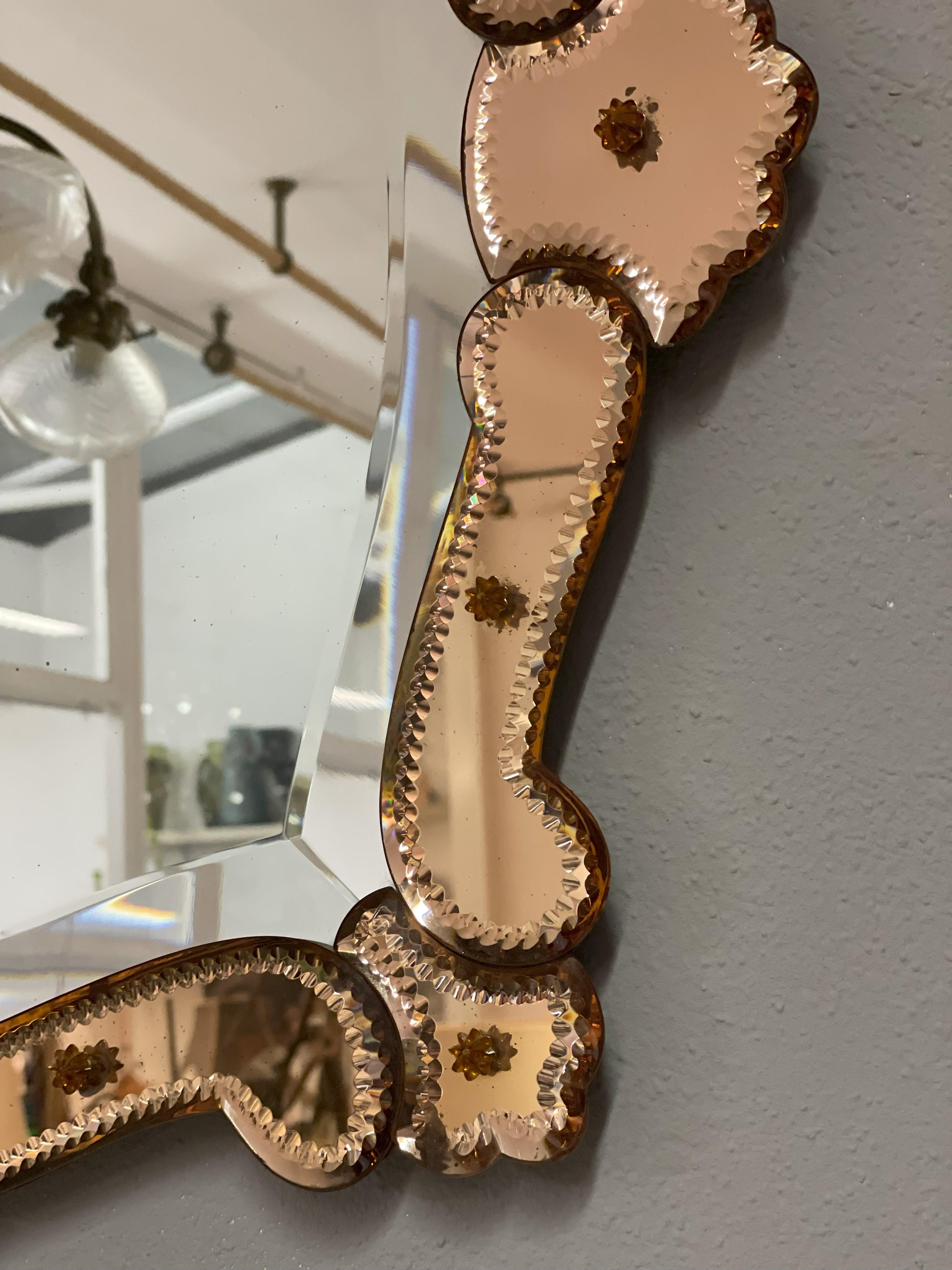 Un superbe miroir vénitien de forme quadratique, encadré d'un délicat verre rosé. Son design finement taillé ajoute une touche élégante et intemporelle à n'importe quelle pièce.