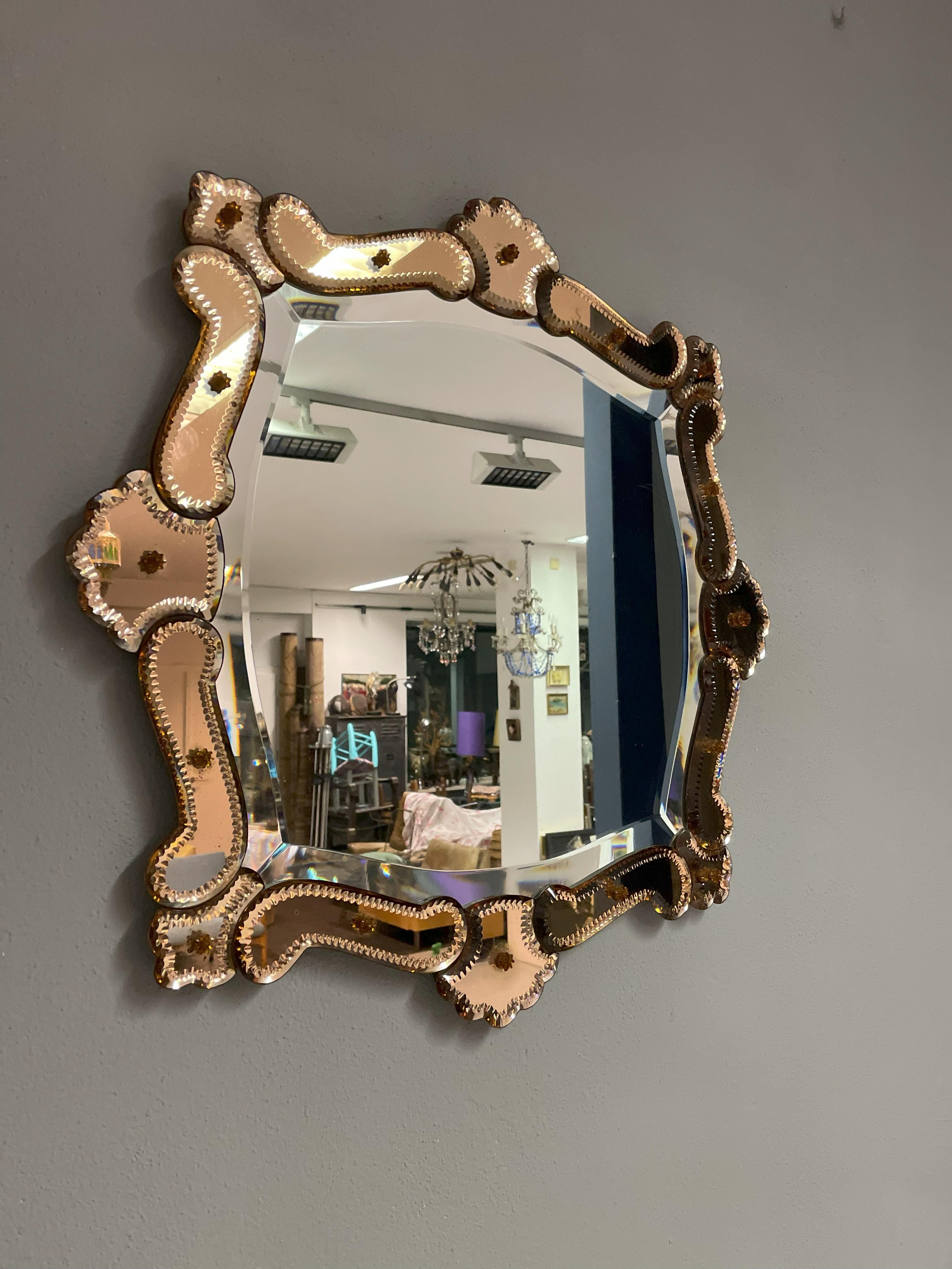 20ième siècle Miroir vénitien quadratique avec cadre en verre de riz rosé en vente