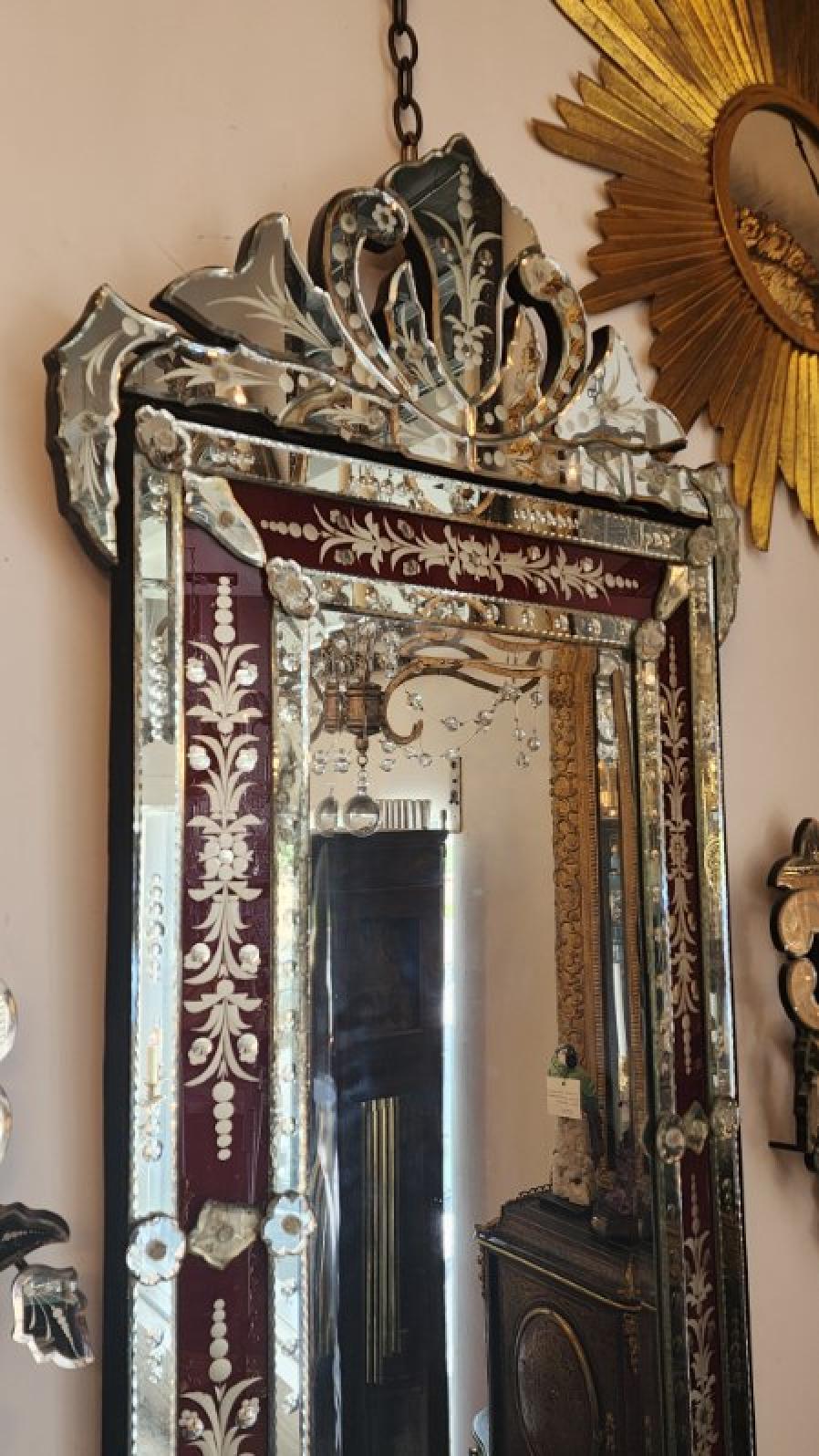Ce miroir est de grande taille et le verre est très clair, sans que l'on ait besoin de le remplacer par un autre.
Taches de vieillesse. Les fleurs sont toutes en très bon état sans
Éclats ou cassures.