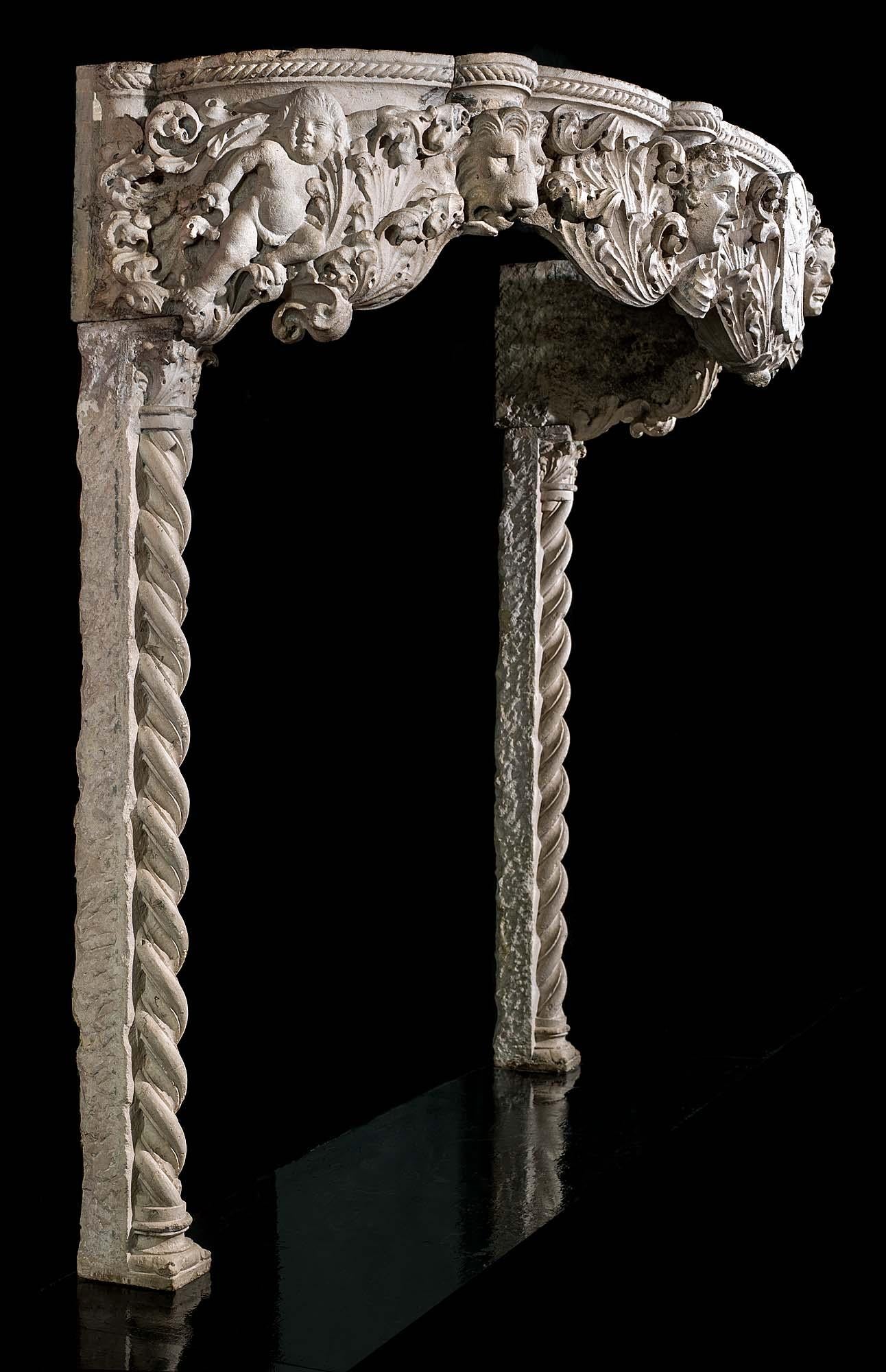 Una gran y rara repisa de chimenea antigua del Renacimiento veneciano del siglo XV. Esta rarísima chimenea está tallada en mármol Pietra d'Istria, procedente de la península de Istria, cerca de Venecia, y se atribuye a Giorgio da Sebenico, escultor