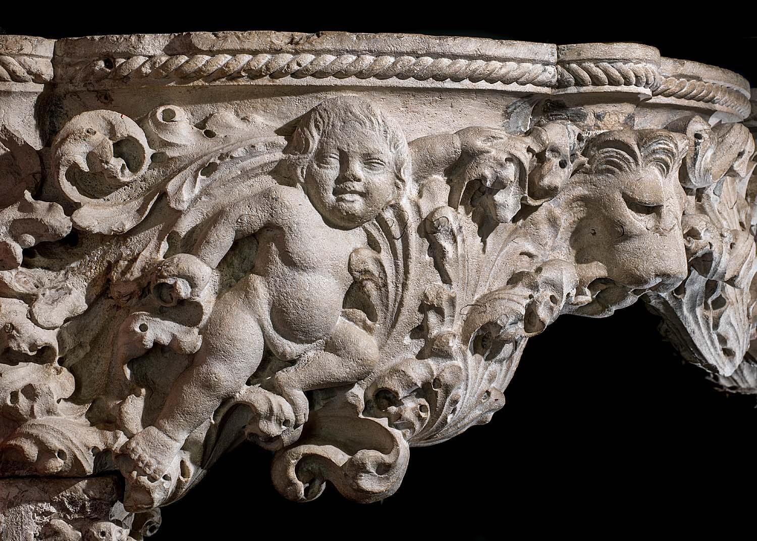 Sculpté Cheminée ancienne de la Renaissance vénitienne du XVe siècle en vente