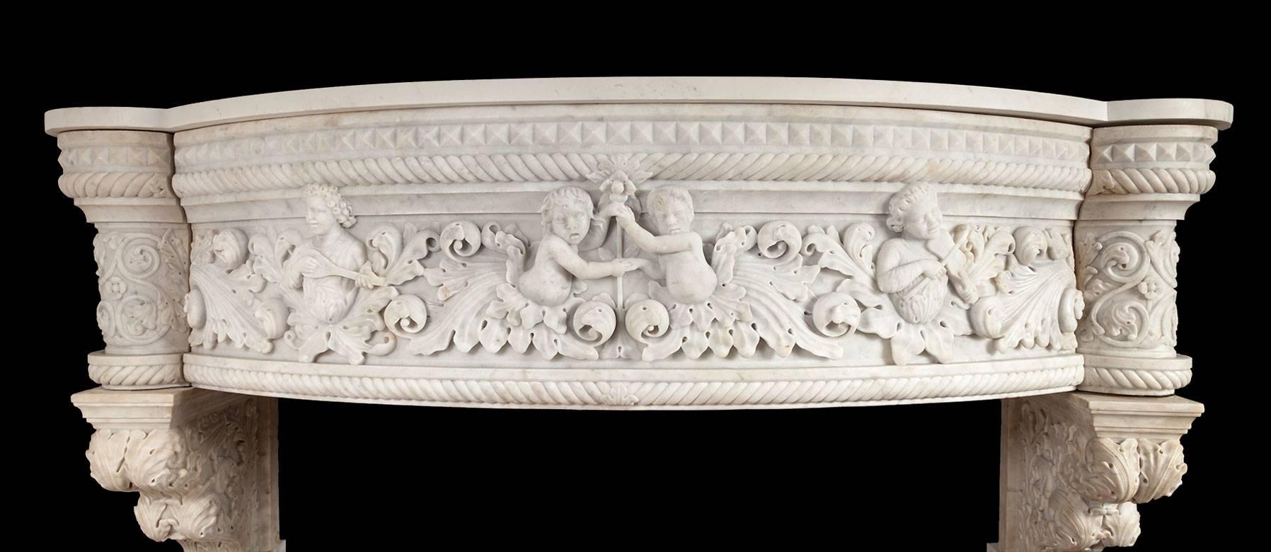 Antiker italienischer Carrara-Marmorsims im Stil der venezianischen Renaissance. Die Laibungen mit korinthischen Säulen mit Seildrehung, die große Akanthuskonsolen tragen. Der stark geschnitzte Fries hat eine elliptische Form und wölbt sich nach