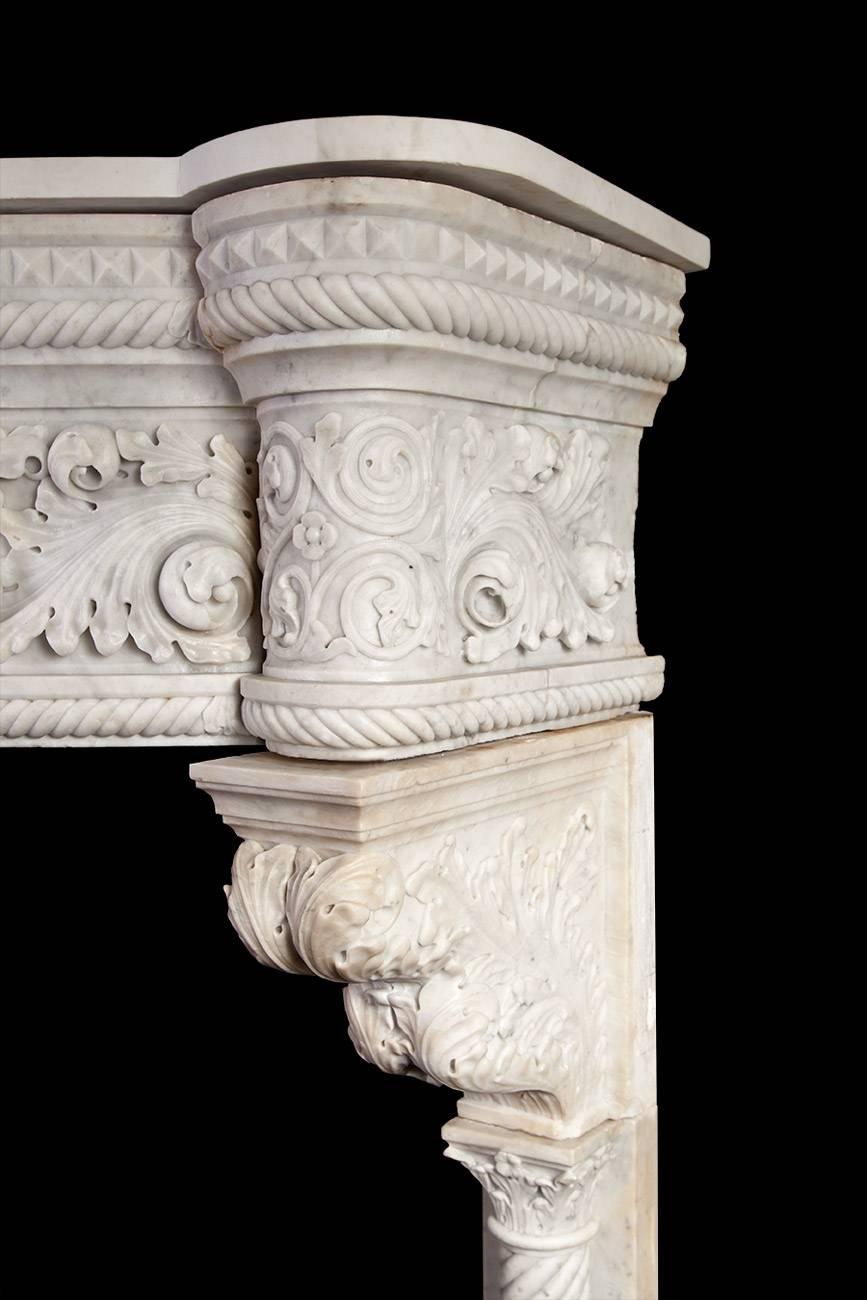 Marbre de Carrare Cheminée en marbre de style Renaissance vénitienne en vente