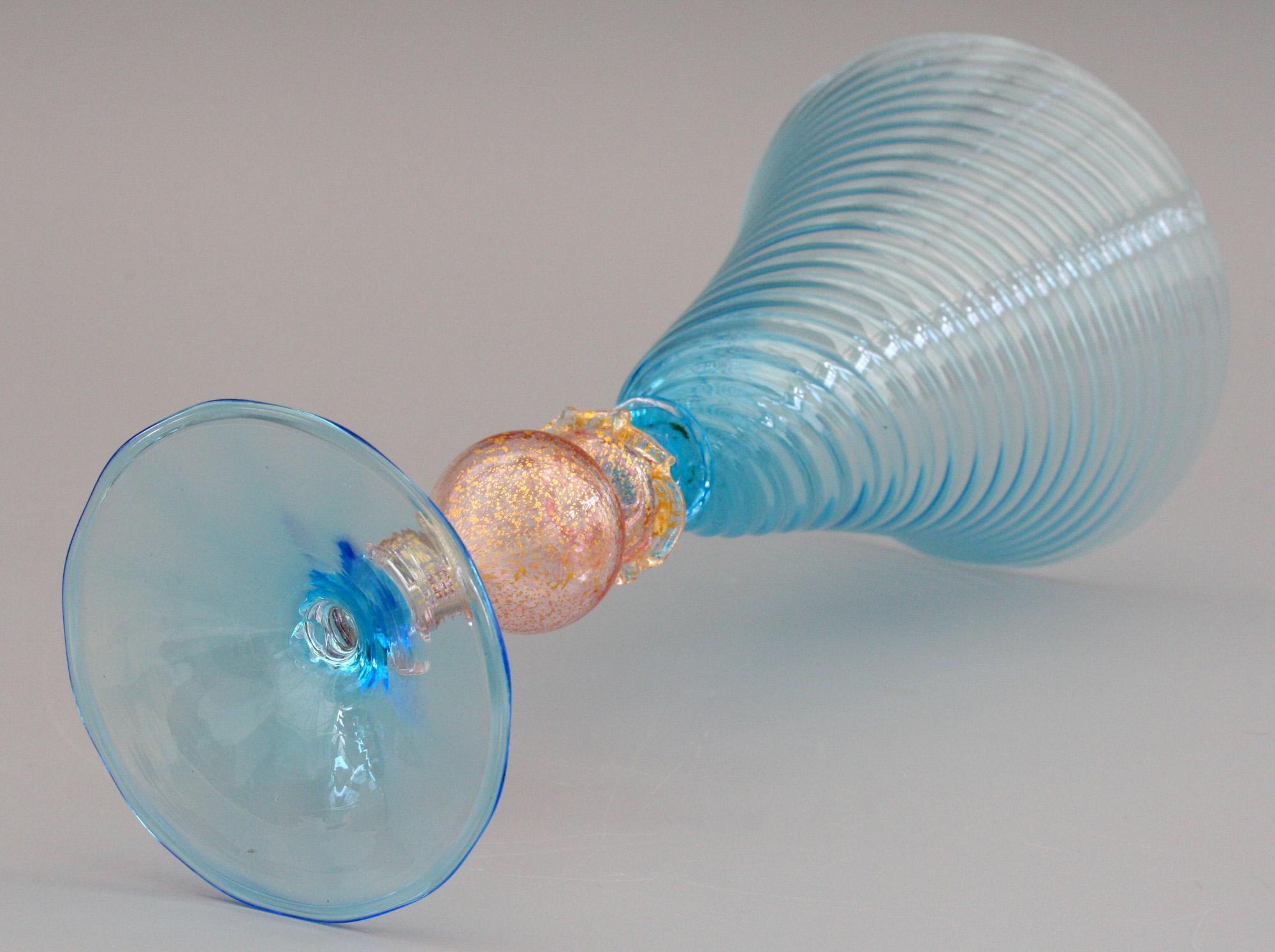 Italiano Bicchiere da vino a strascico blu di Murano in stile revival veneziano in vendita