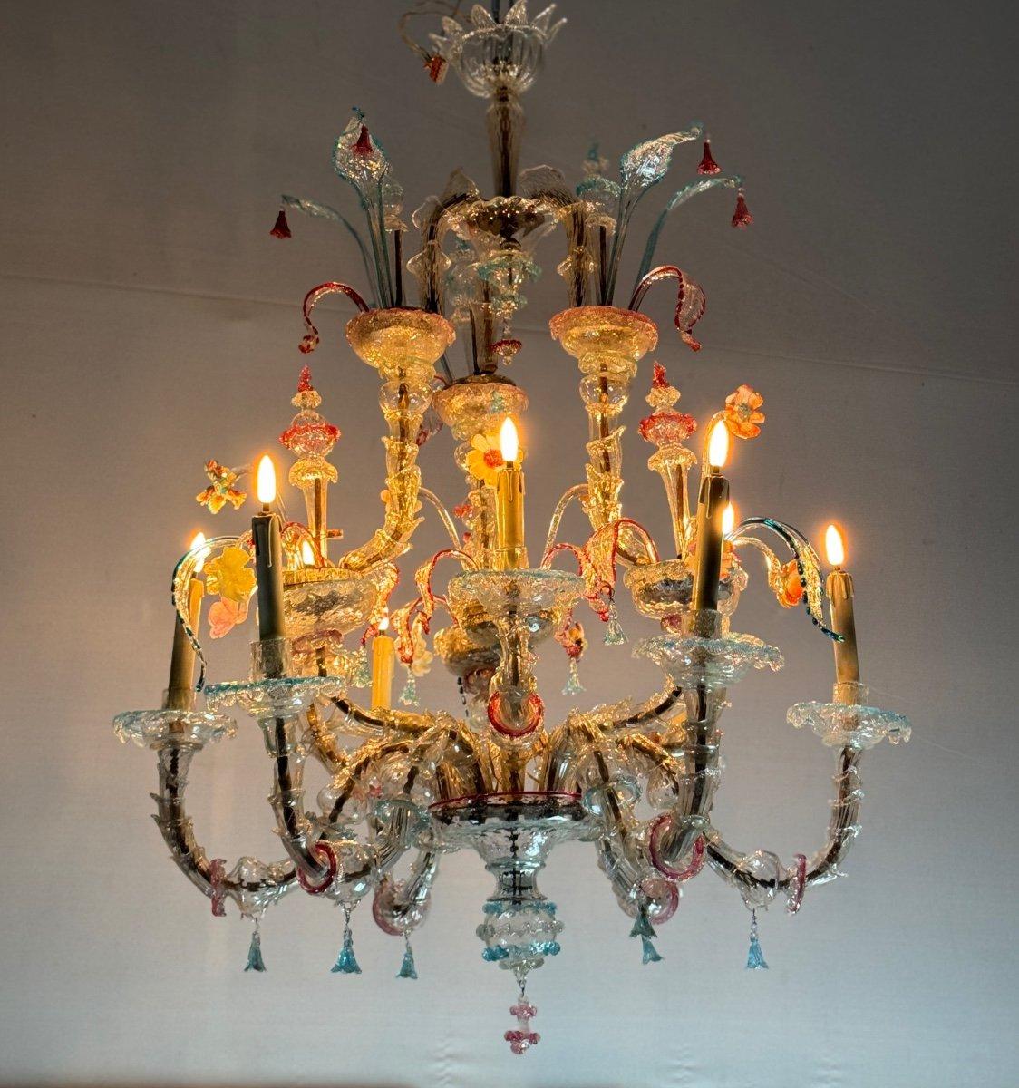 Lustre vénitien Rezzonico en verre de Murano multicolore, 

12 bras de lumière sur deux niveaux,

Circa 1900