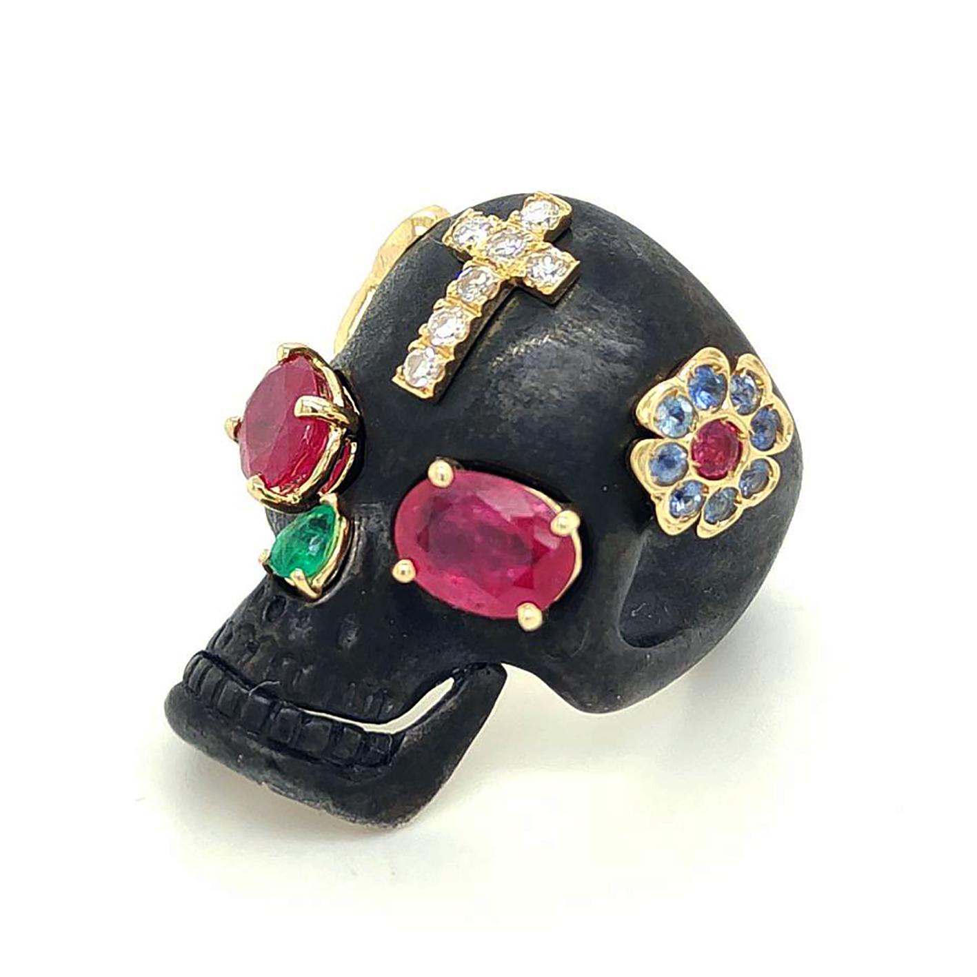 Skull ring precious stones iburnished silver 18kt Yellow Gold setting.
The “Memento Mori” is a recurring theme in art and refers to the practice of reflecting on one's own mortality and the transience of human life. Literally translated from Latin,