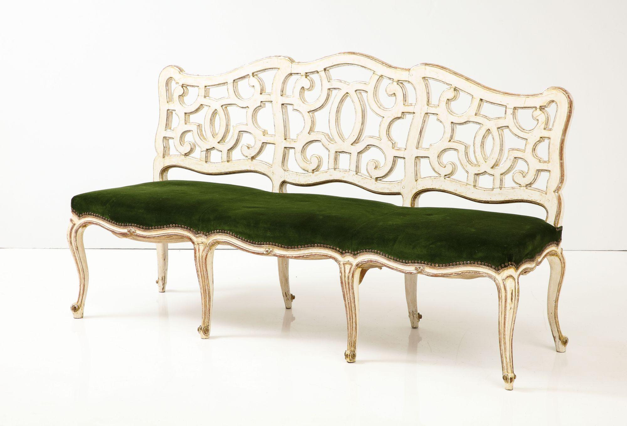 Rococò Divano rococò veneziano in gesso e argento dorato in vendita