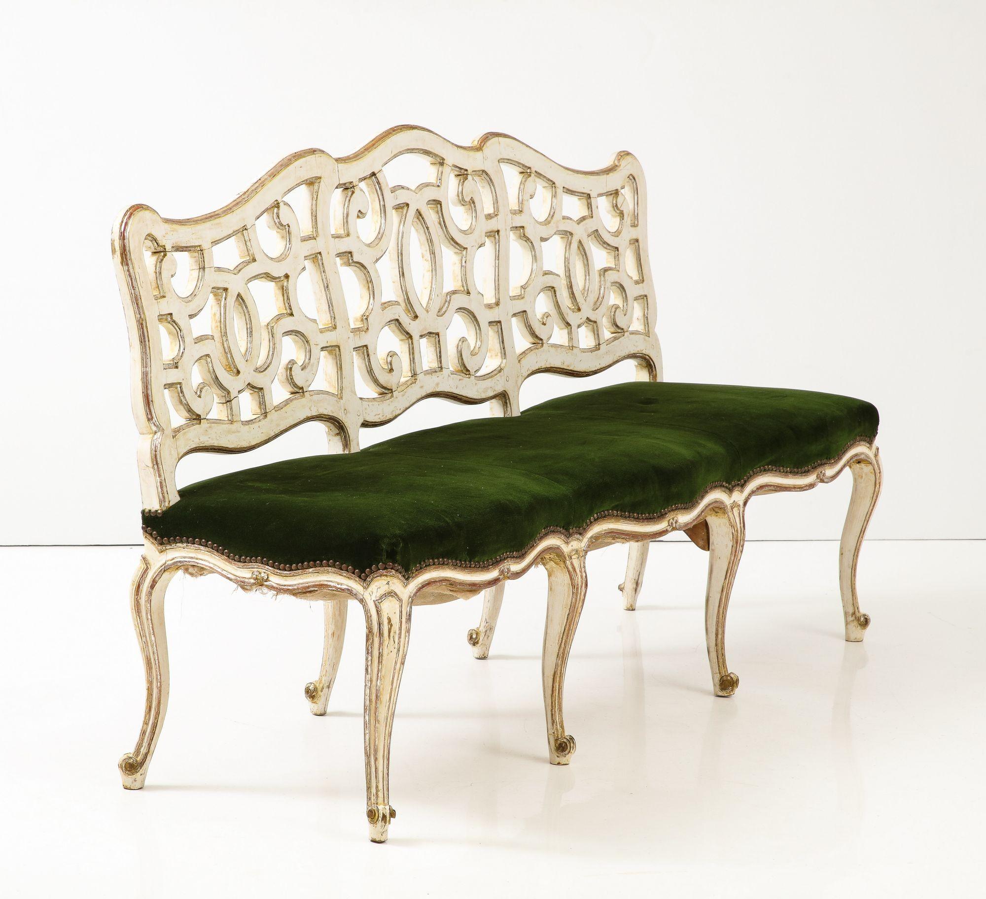 Italiano Divano rococò veneziano in gesso e argento dorato in vendita